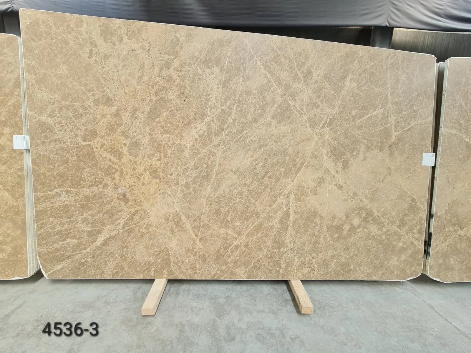 4536 - 2 CM Light Emparador Honed