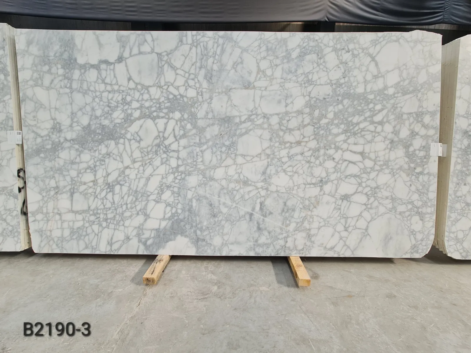B2190 - 2 CM Calacatta Venato Honed