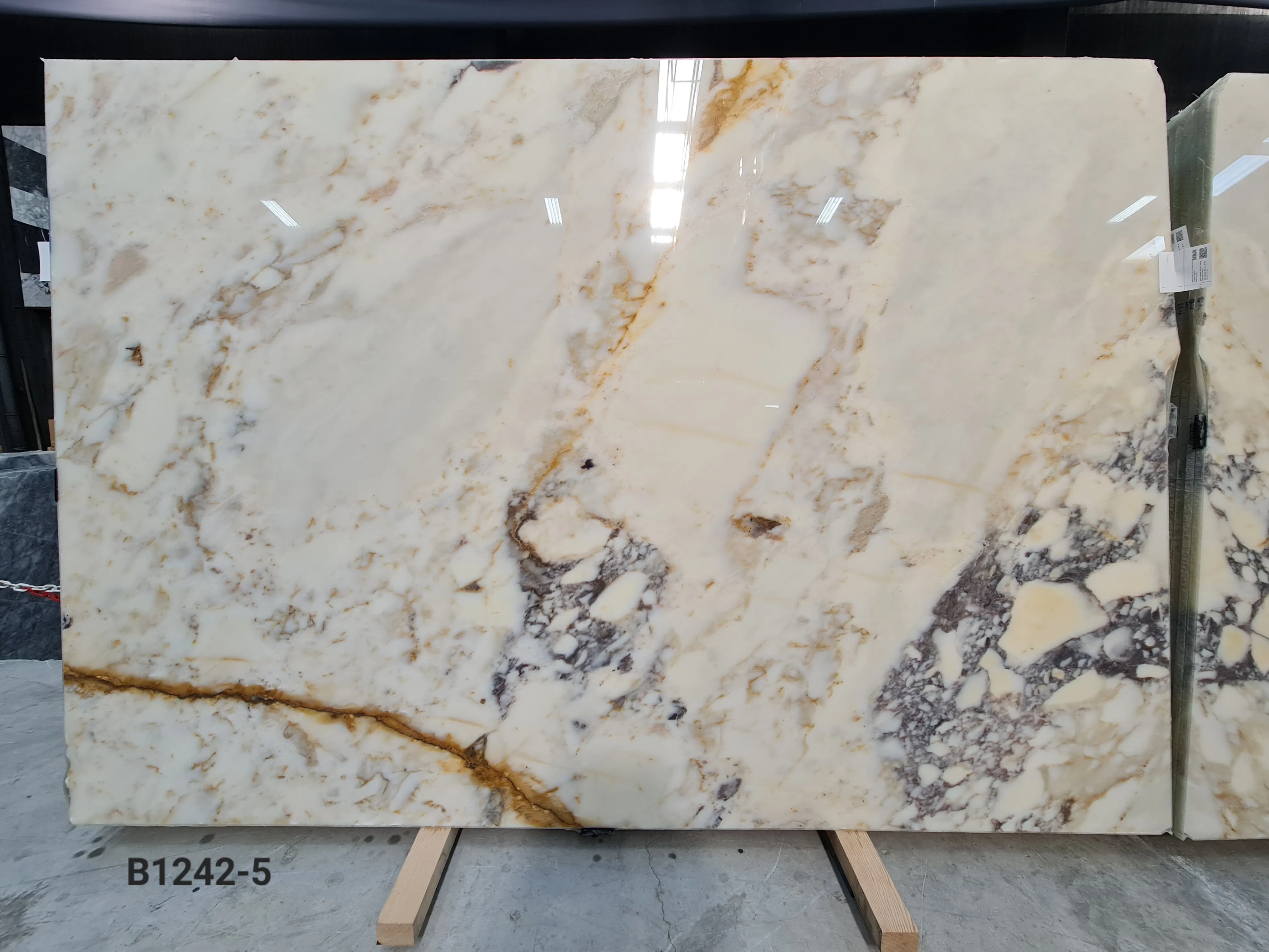 B1242 - 2 CM Afyon Sugar Violet Polished