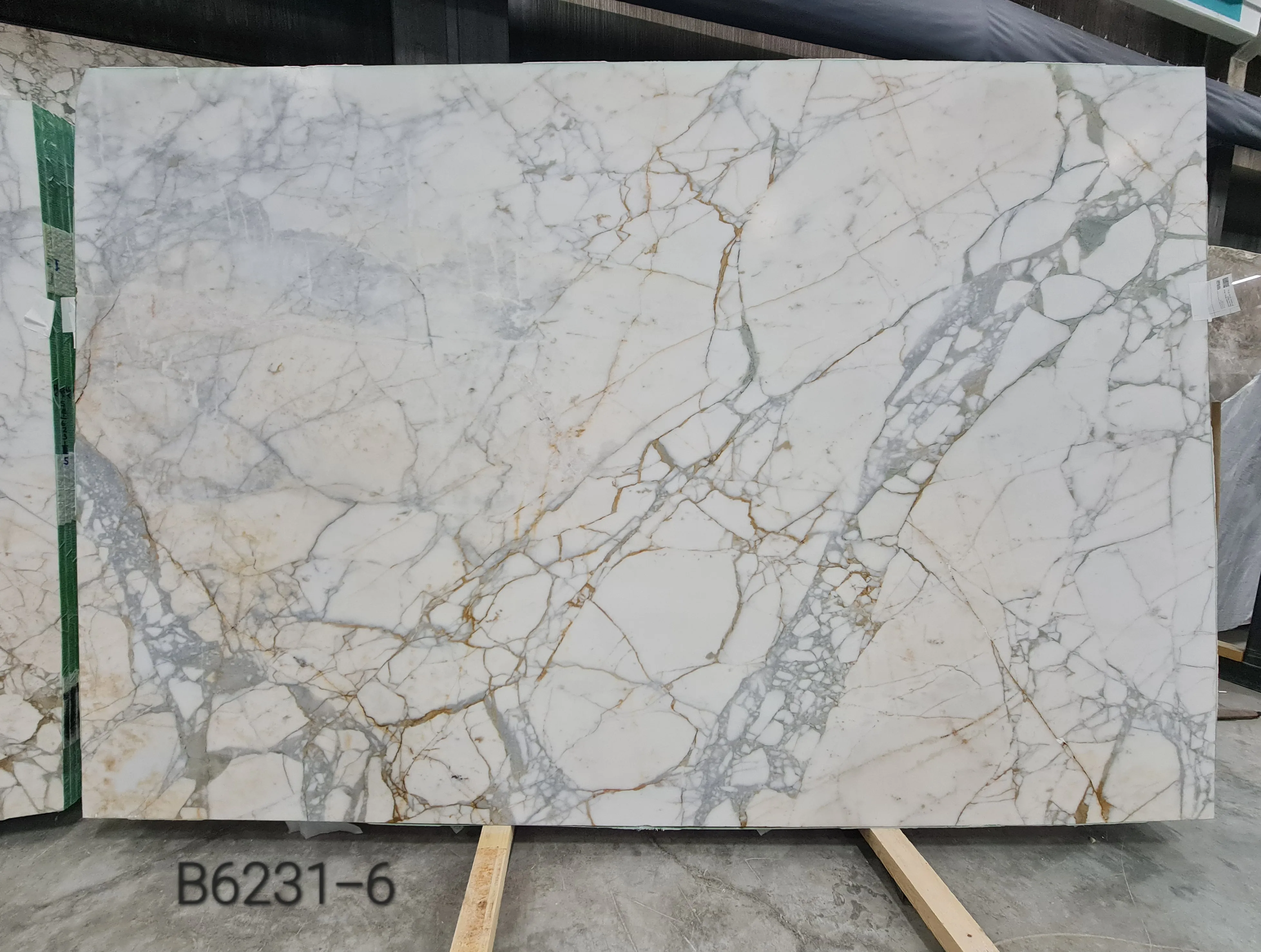 B6231 - 2 CM Calacatta Venato Honed