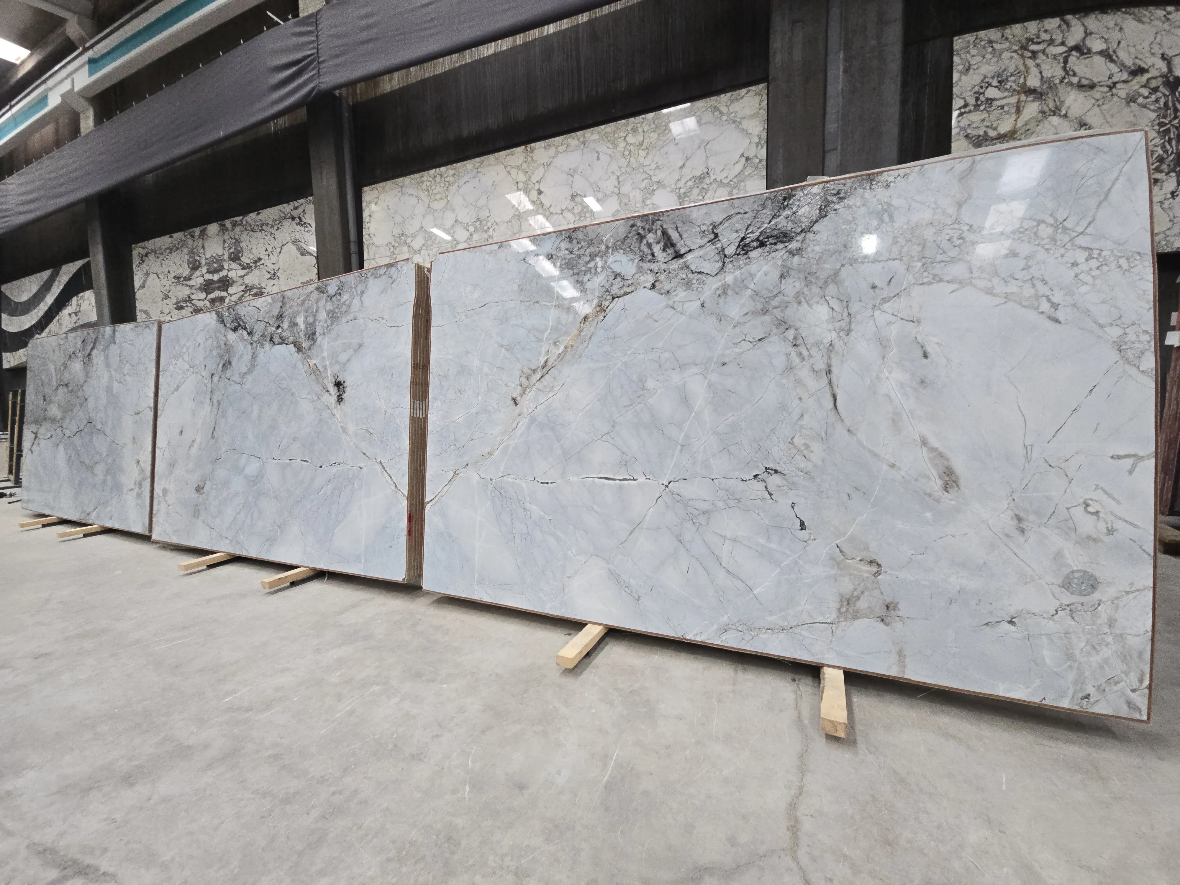 BIB1920 - 2 CM Invisible Blue Polished