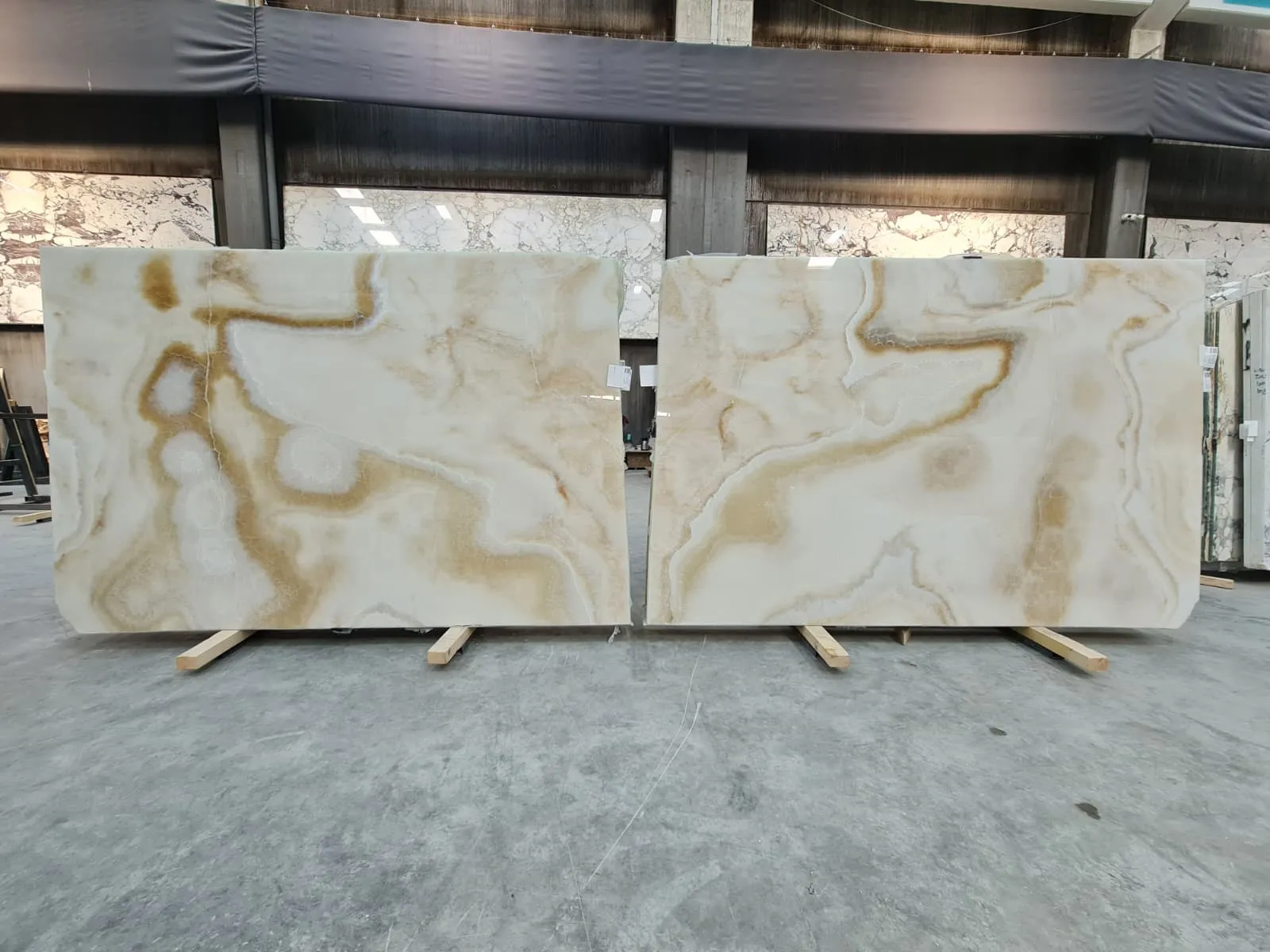 B5534 - 2 CM White Onyx Polished