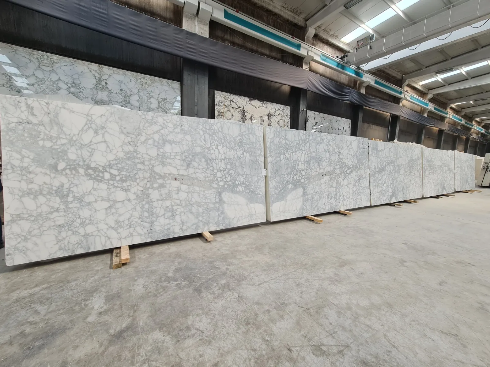 B2190 - 2 CM Calacatta Venato Honed