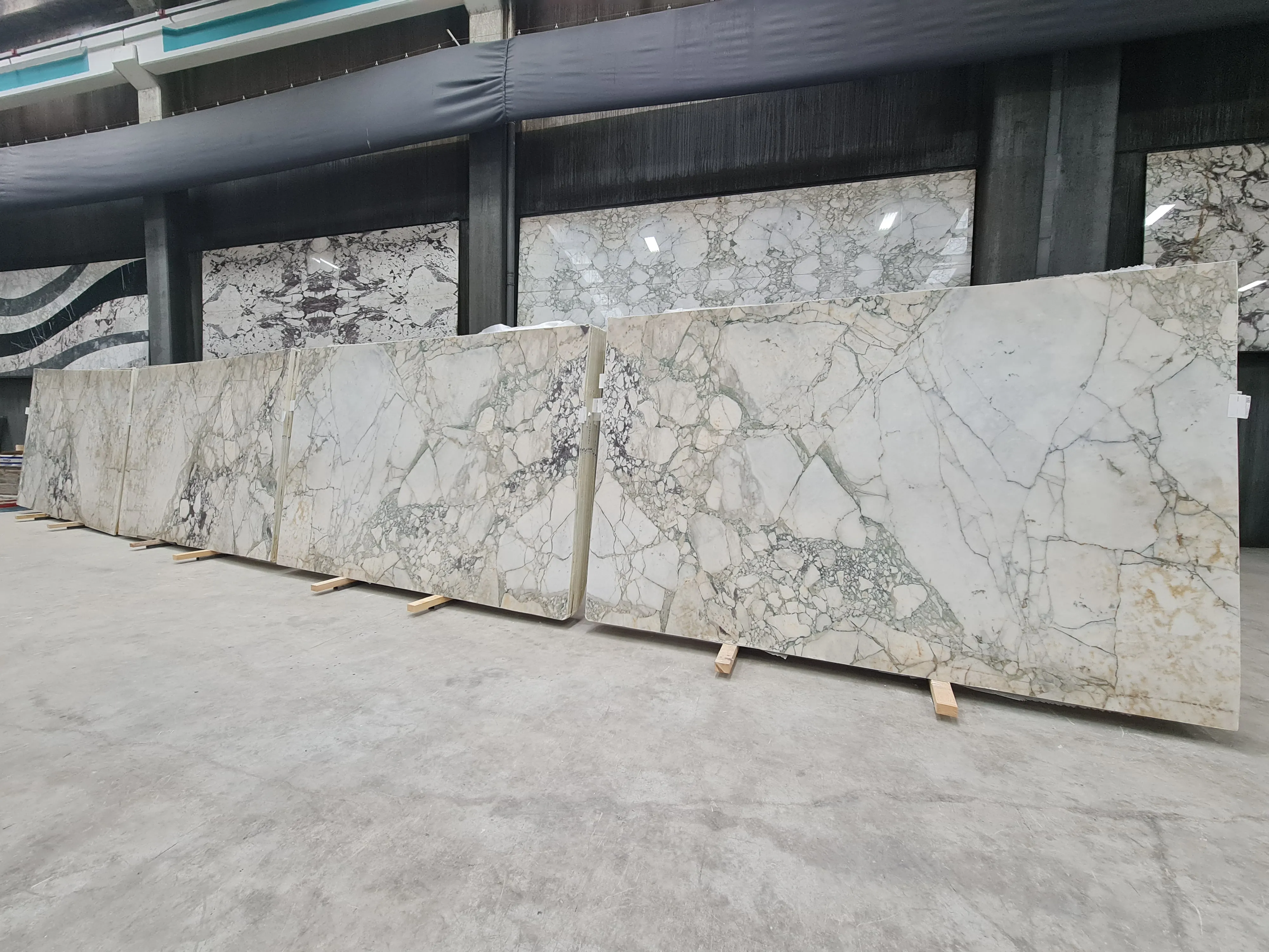 B5606 - 2 CM Calacatta Green Honed