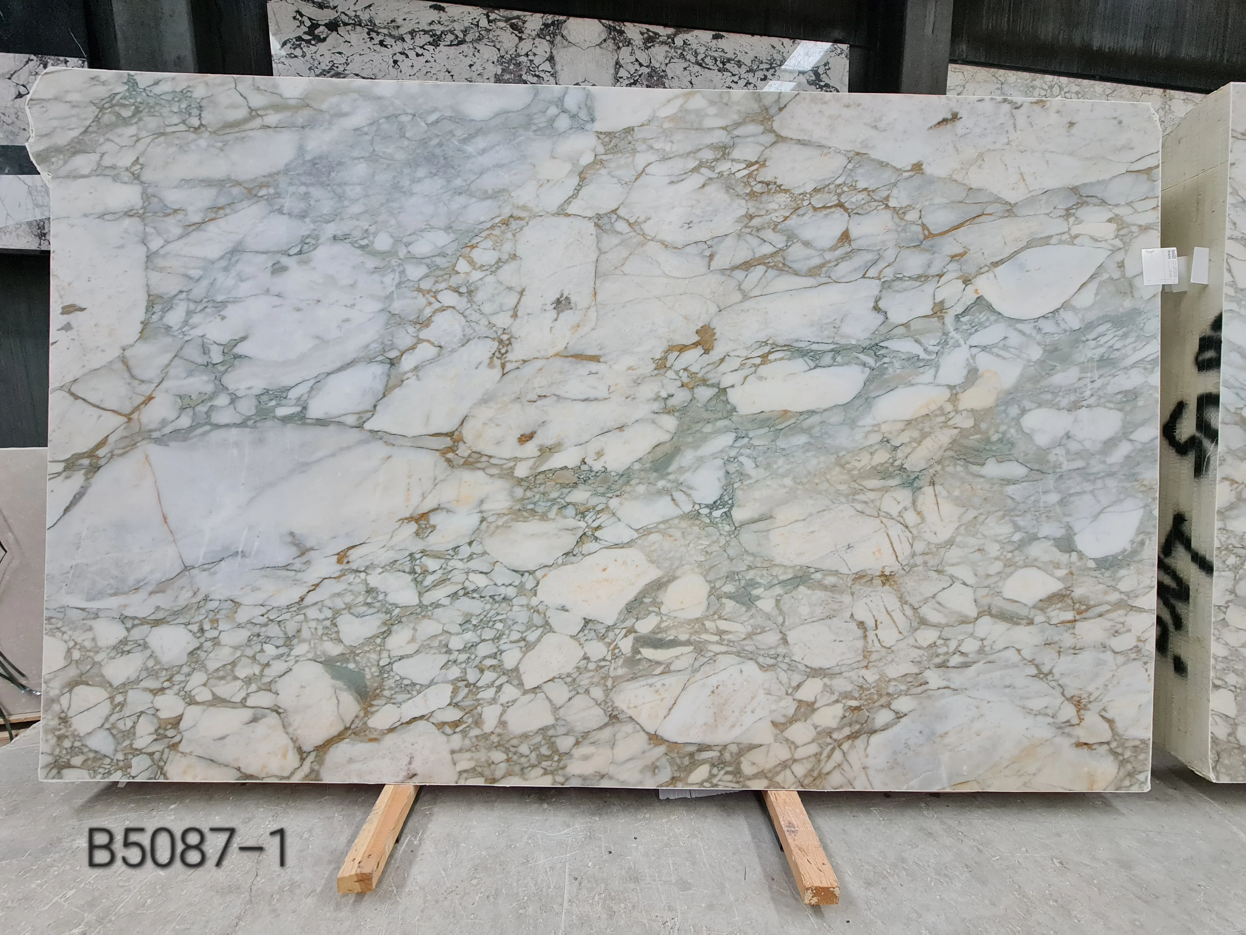 B5087 - 2 CM Calacatta Green Honed