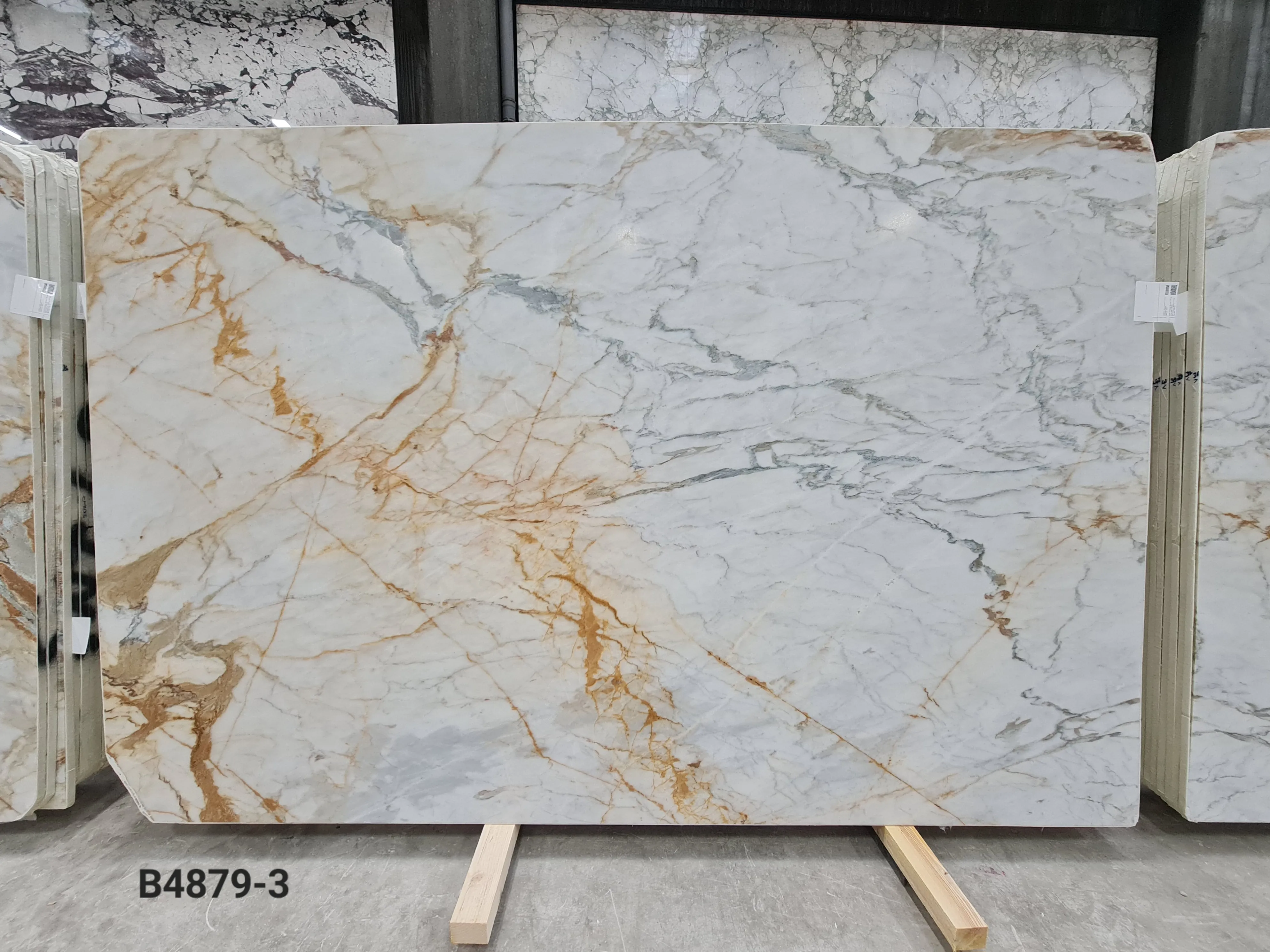 B4879 - 2 CM Calacatta Gold Honed