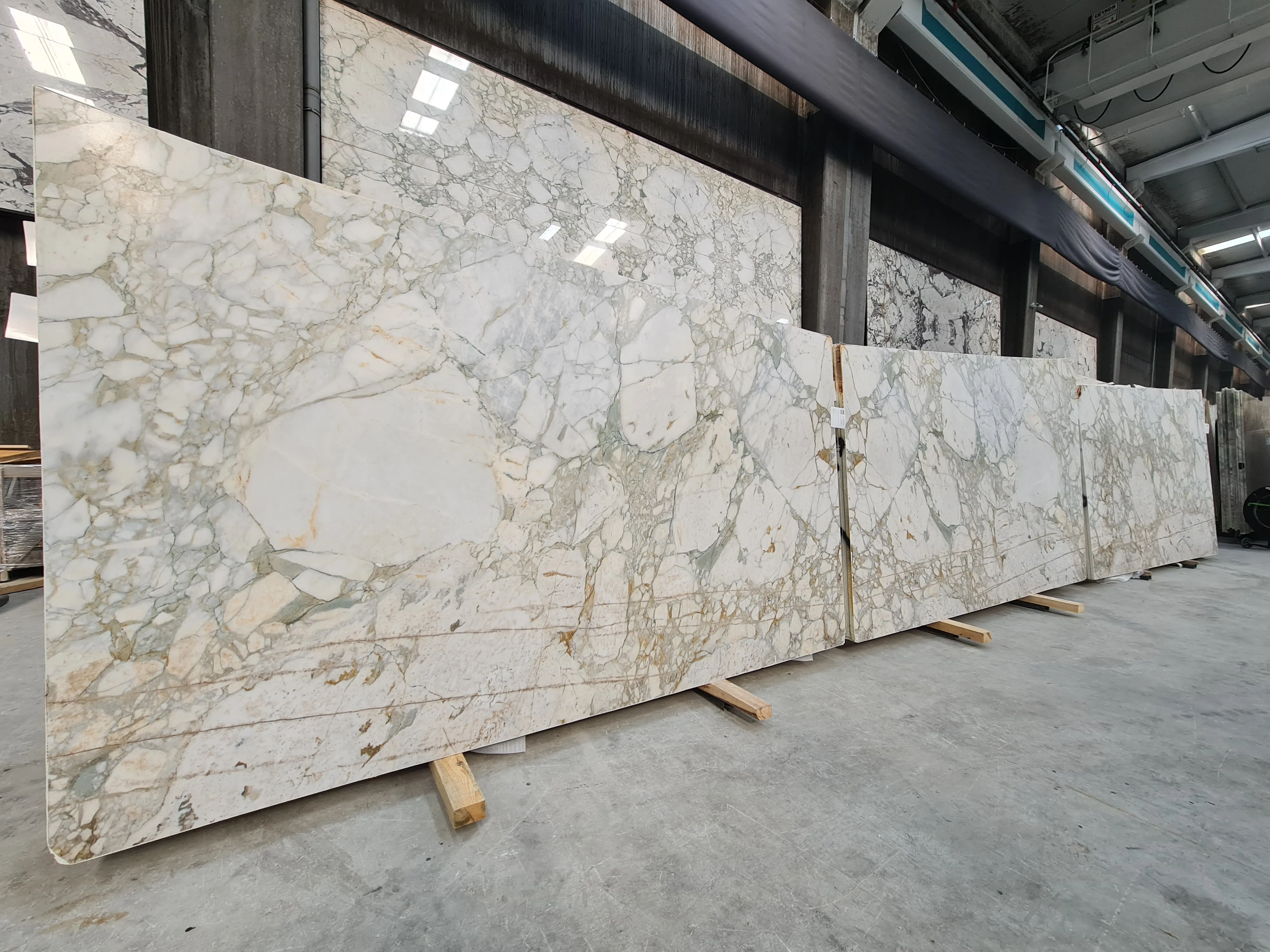 B5417 - 2 CM Calacatta Green Honed