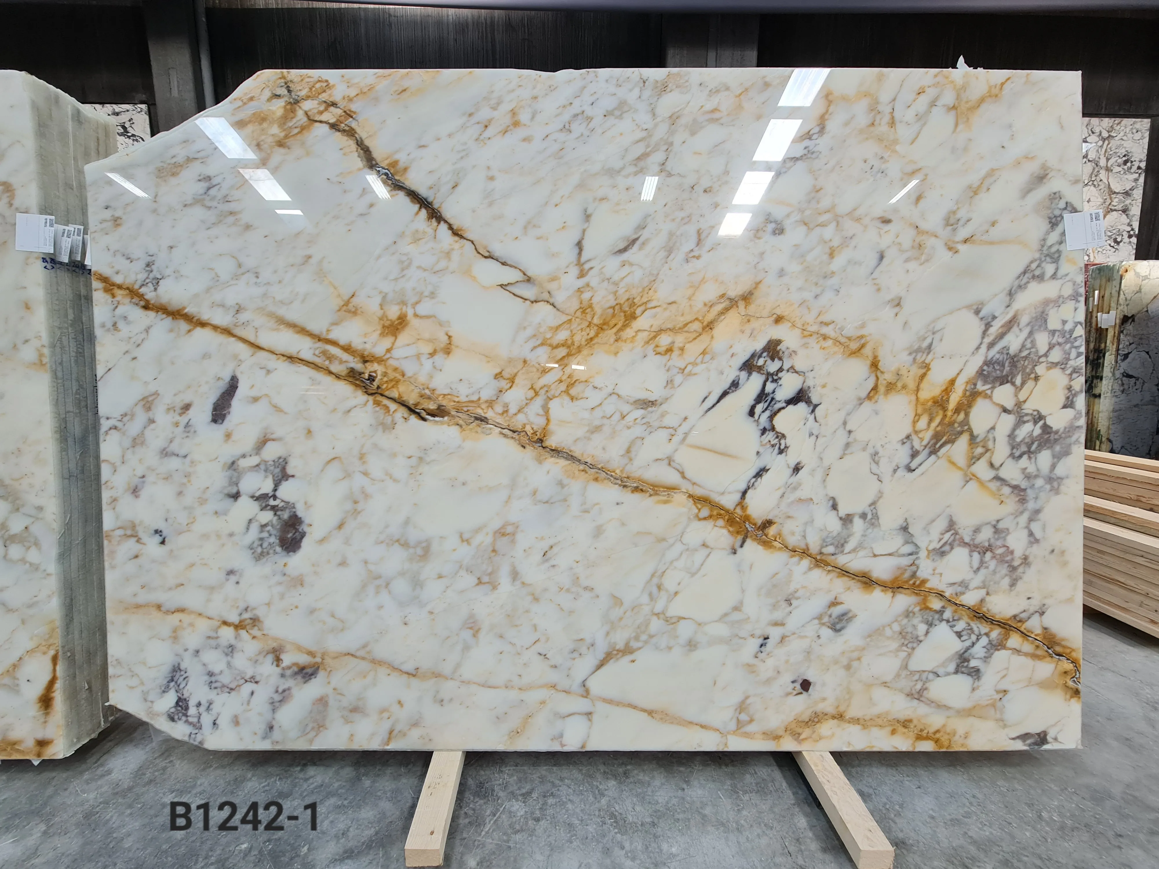 B1242 - 2 CM Afyon Sugar Violet Polished