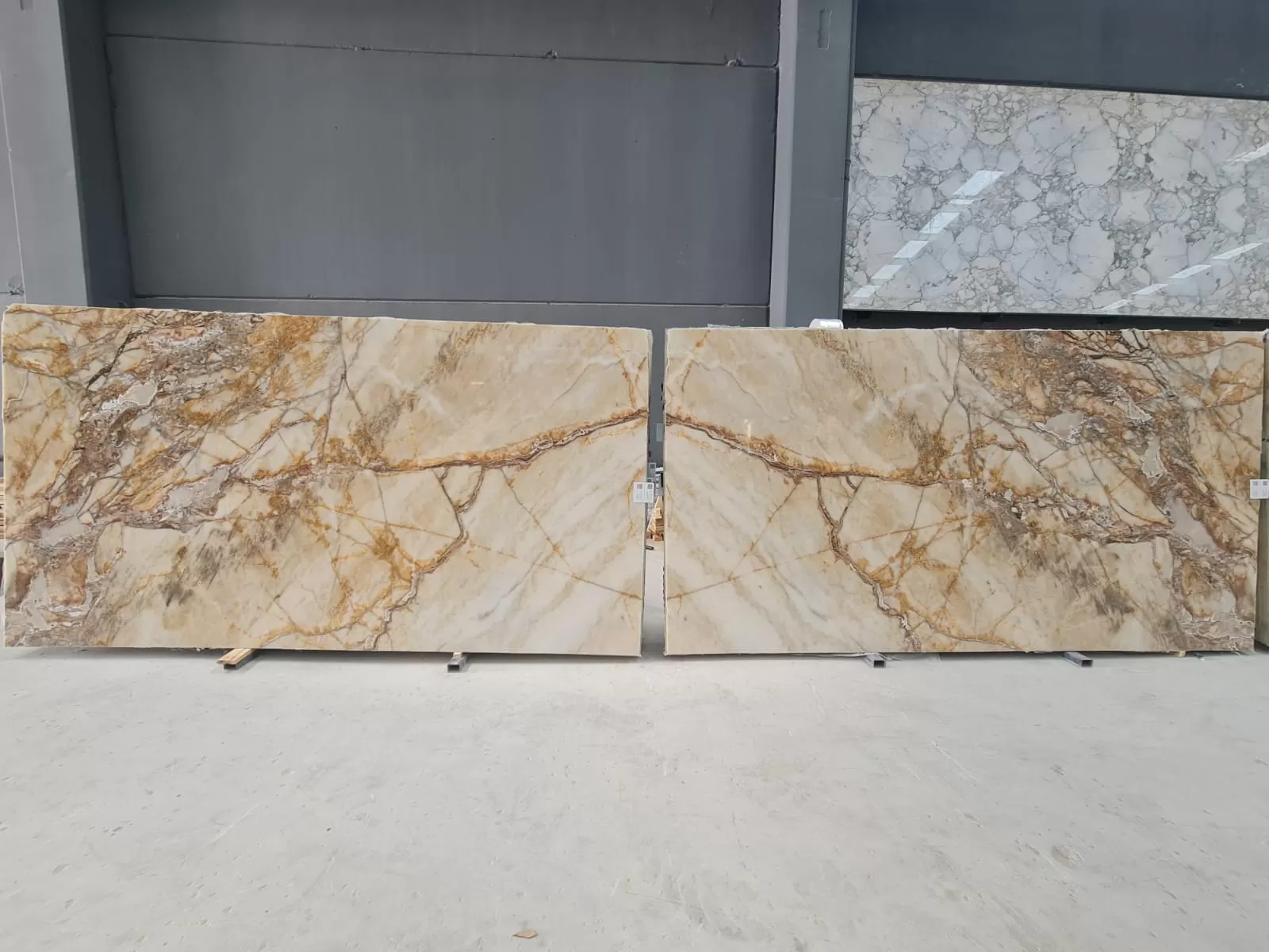 B1145 - 2CM GOLD RIVER POLISHED