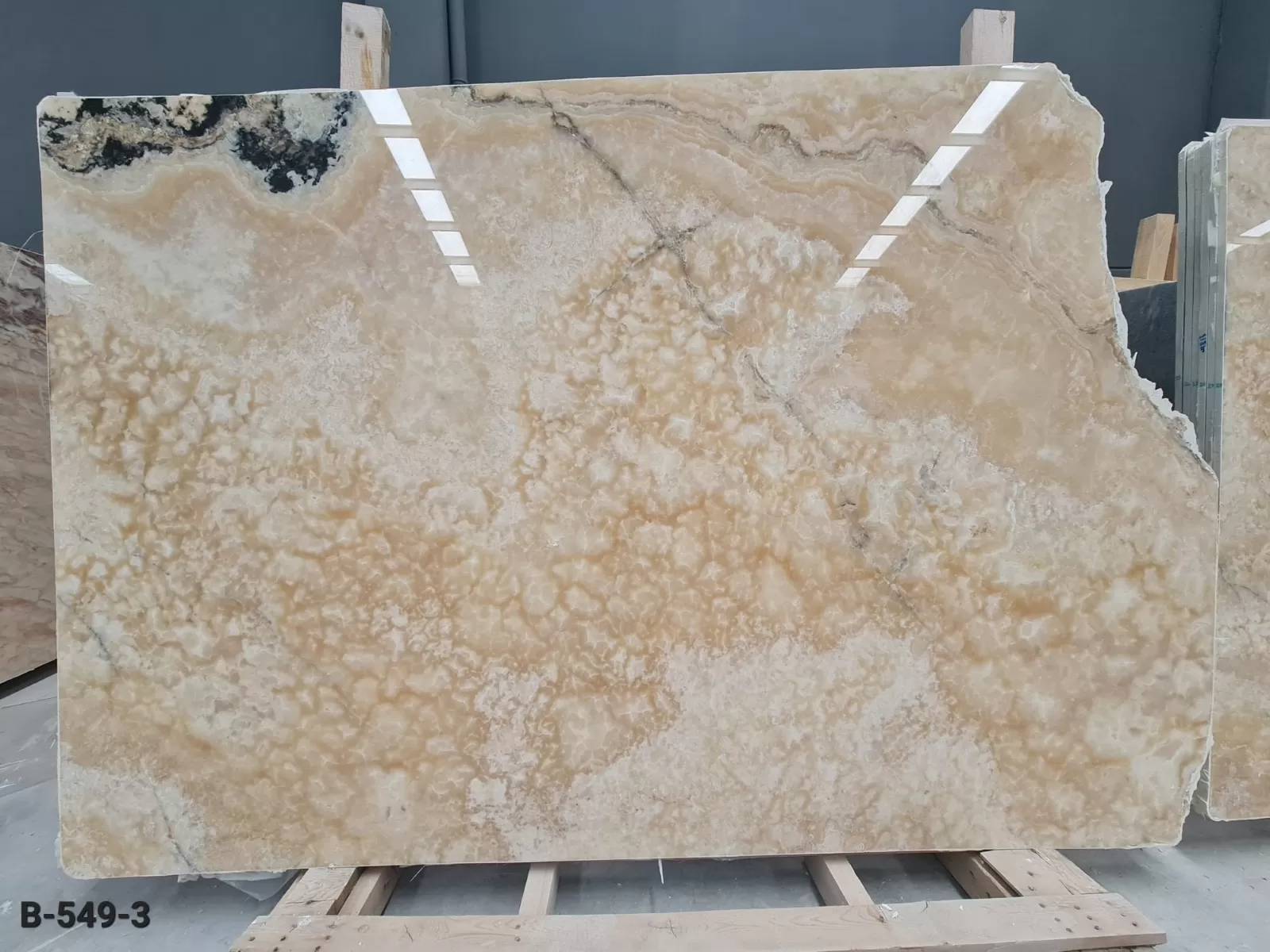 B549 - 2 CM Honey Onyx Polished