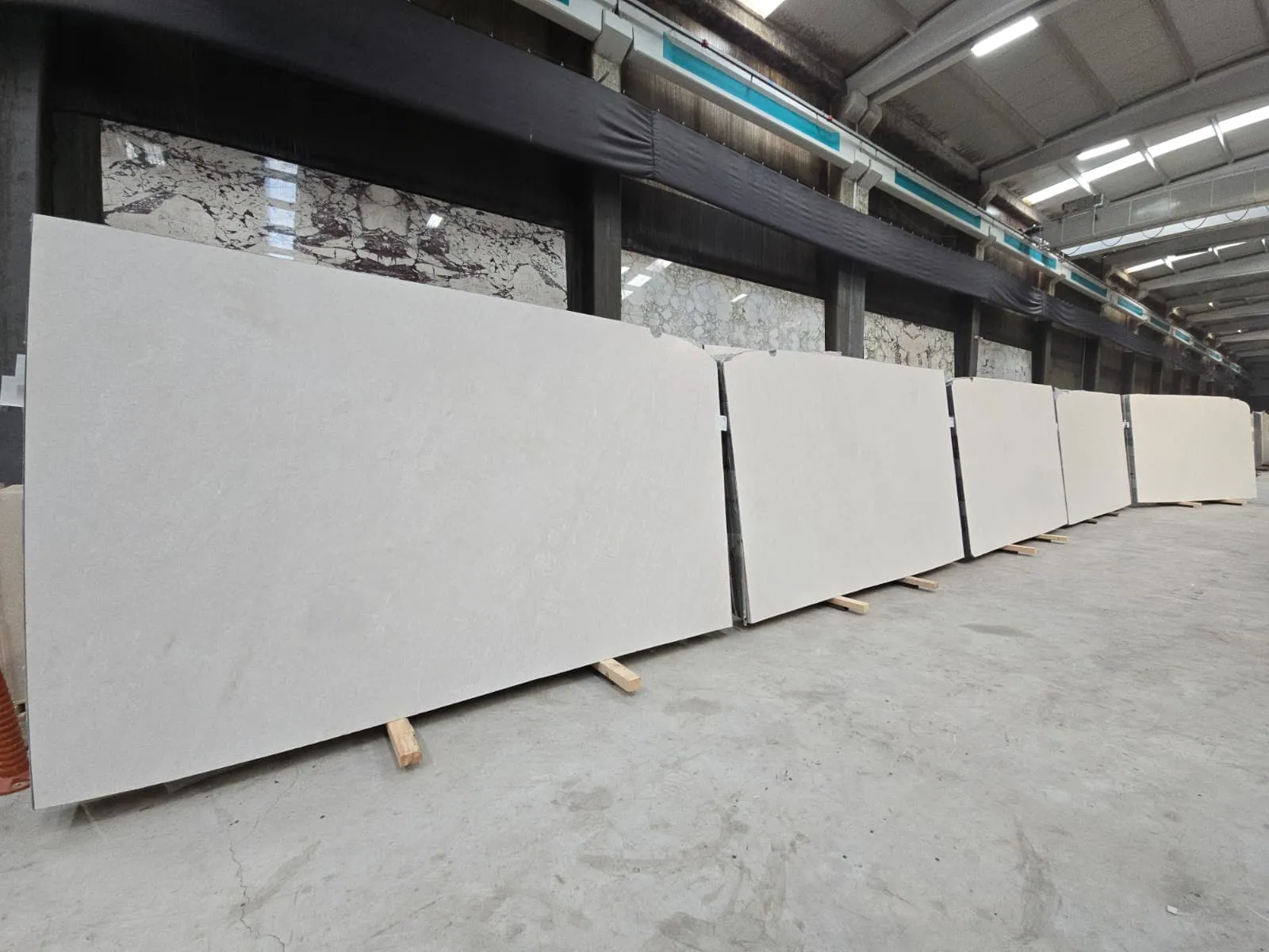 B5476 - 2 CM Snow White Honed