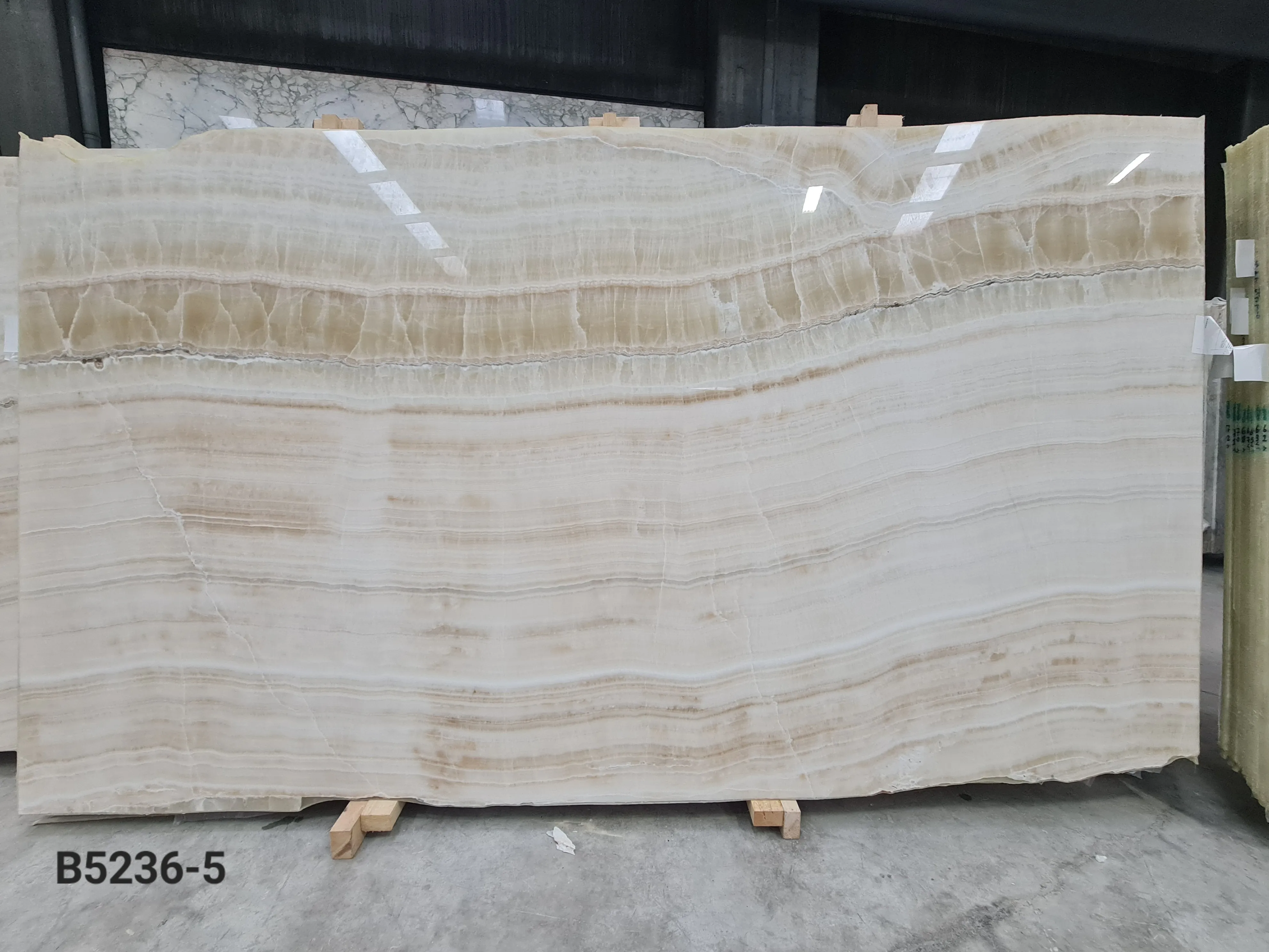 B5236 - 2 CM White Onyx Polished