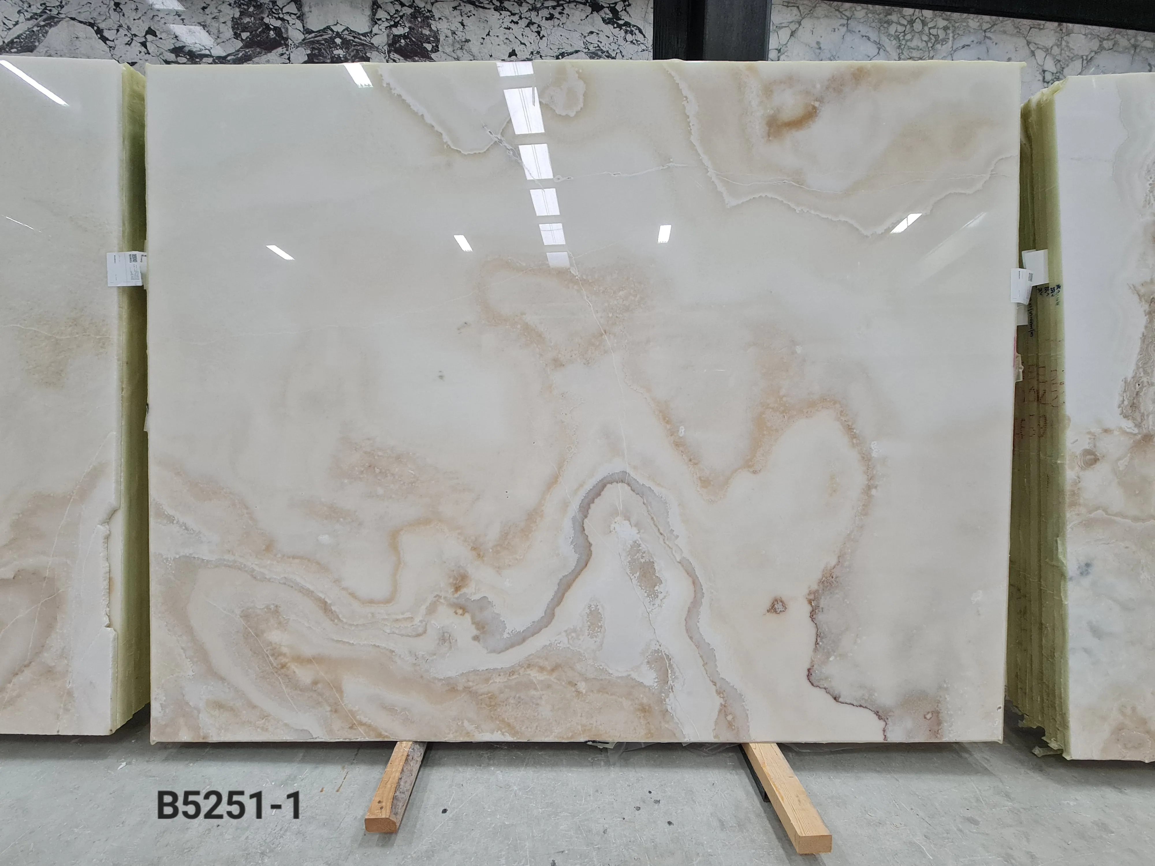 B5251 - 2 CM White Onyx Polished