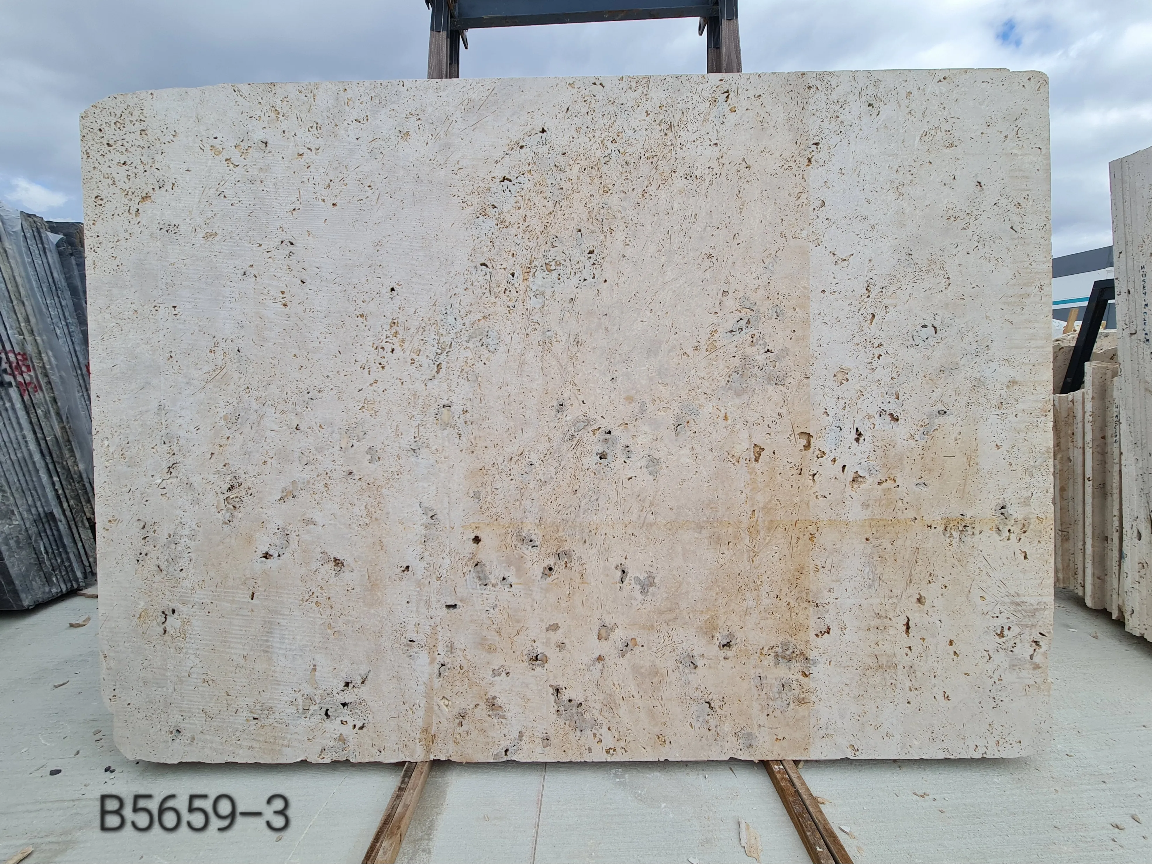 B5659 - 2 CM Light Travertine Crosscut Unfilled Raw