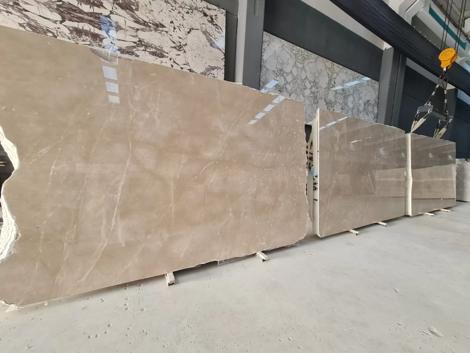 B1495 - 2CM MOON CREAM POLISHED