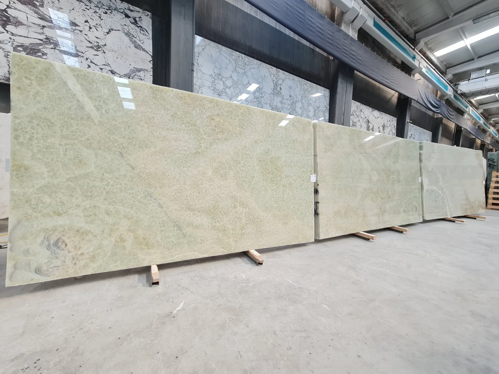 B2211 - 2 CM Green Onyx Polished