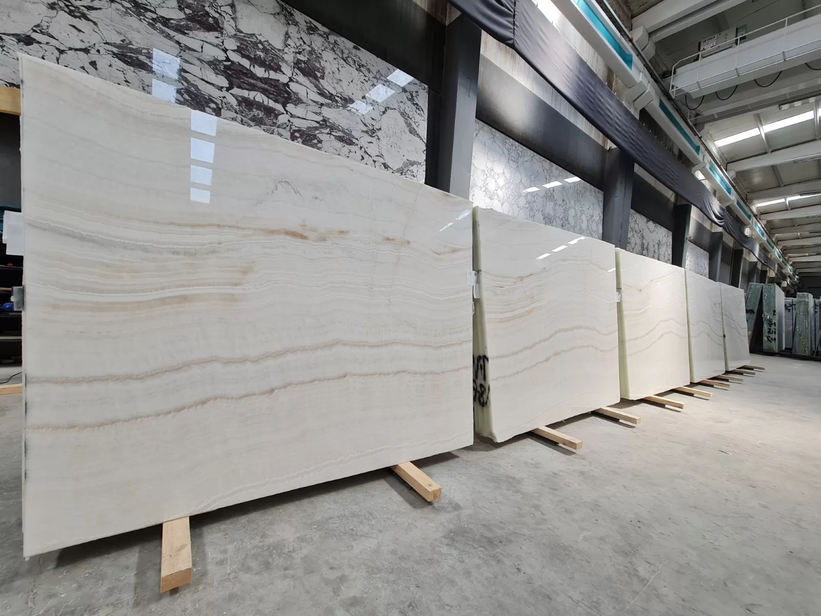 B1783 - 2CM WHITE ONYX POLISHED