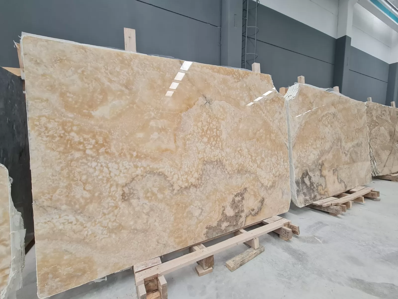 B549 - 2 CM Honey Onyx Polished