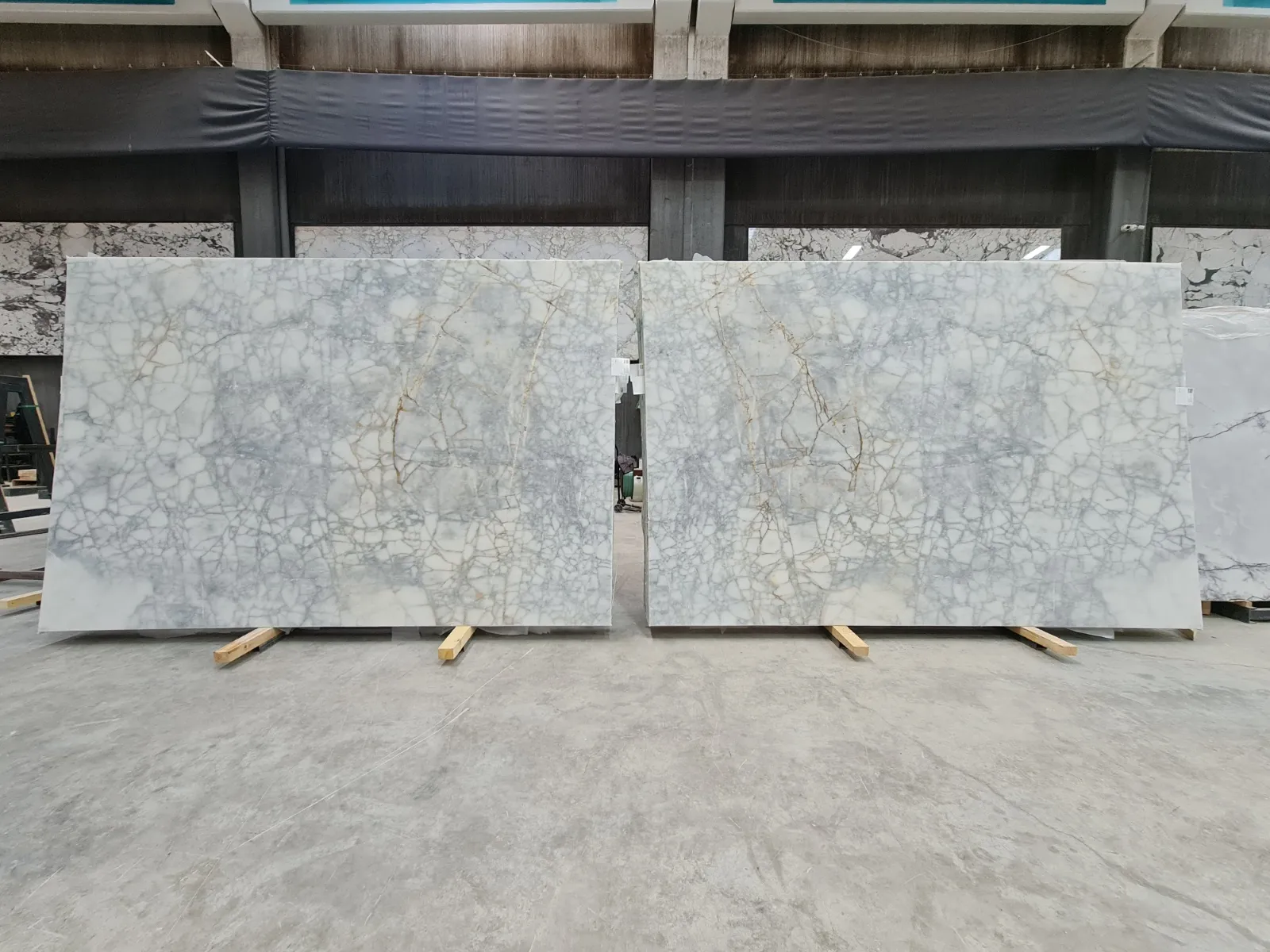 B2260 - 2 CM Calacatta Venato Honed