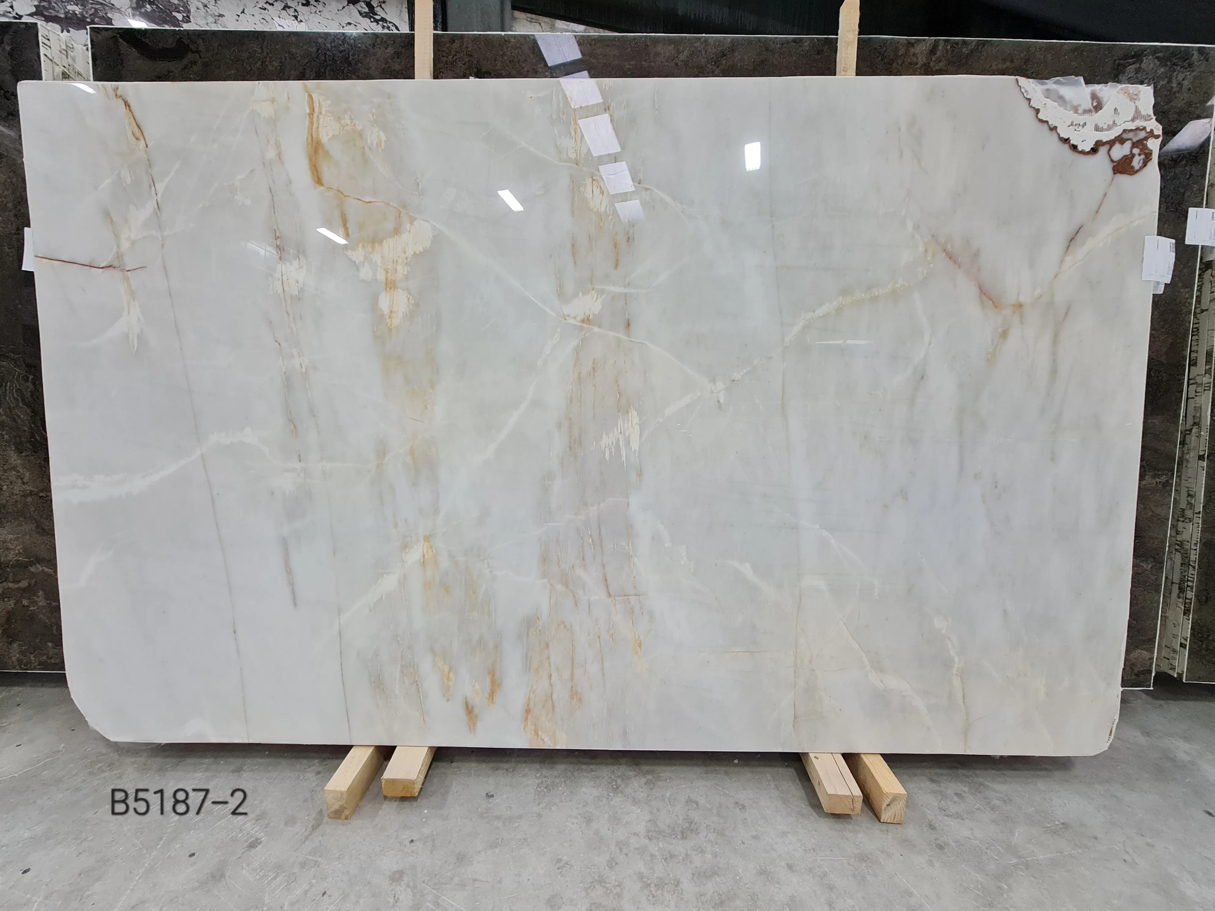 B5187 - 2 CM Calacatta Amber Polsihed