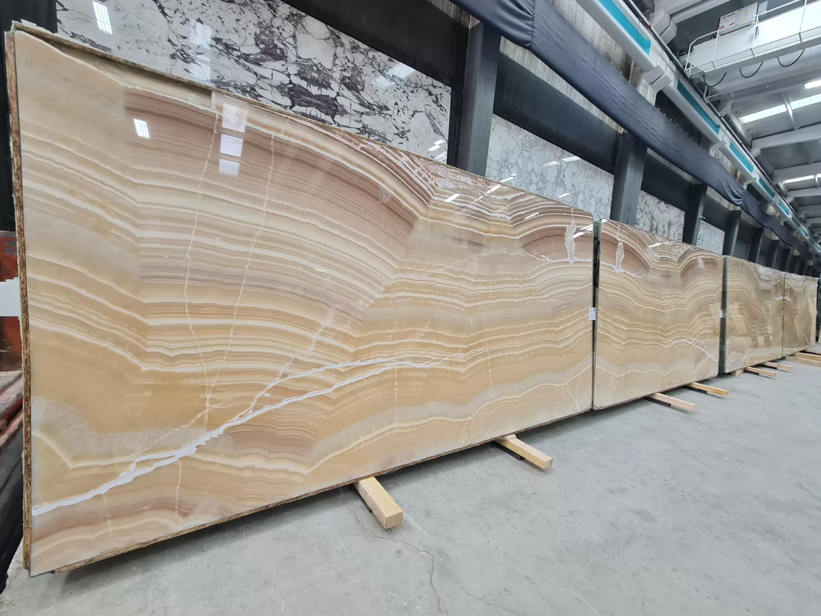 B1901 - 2 CM Mango Onyx Polished