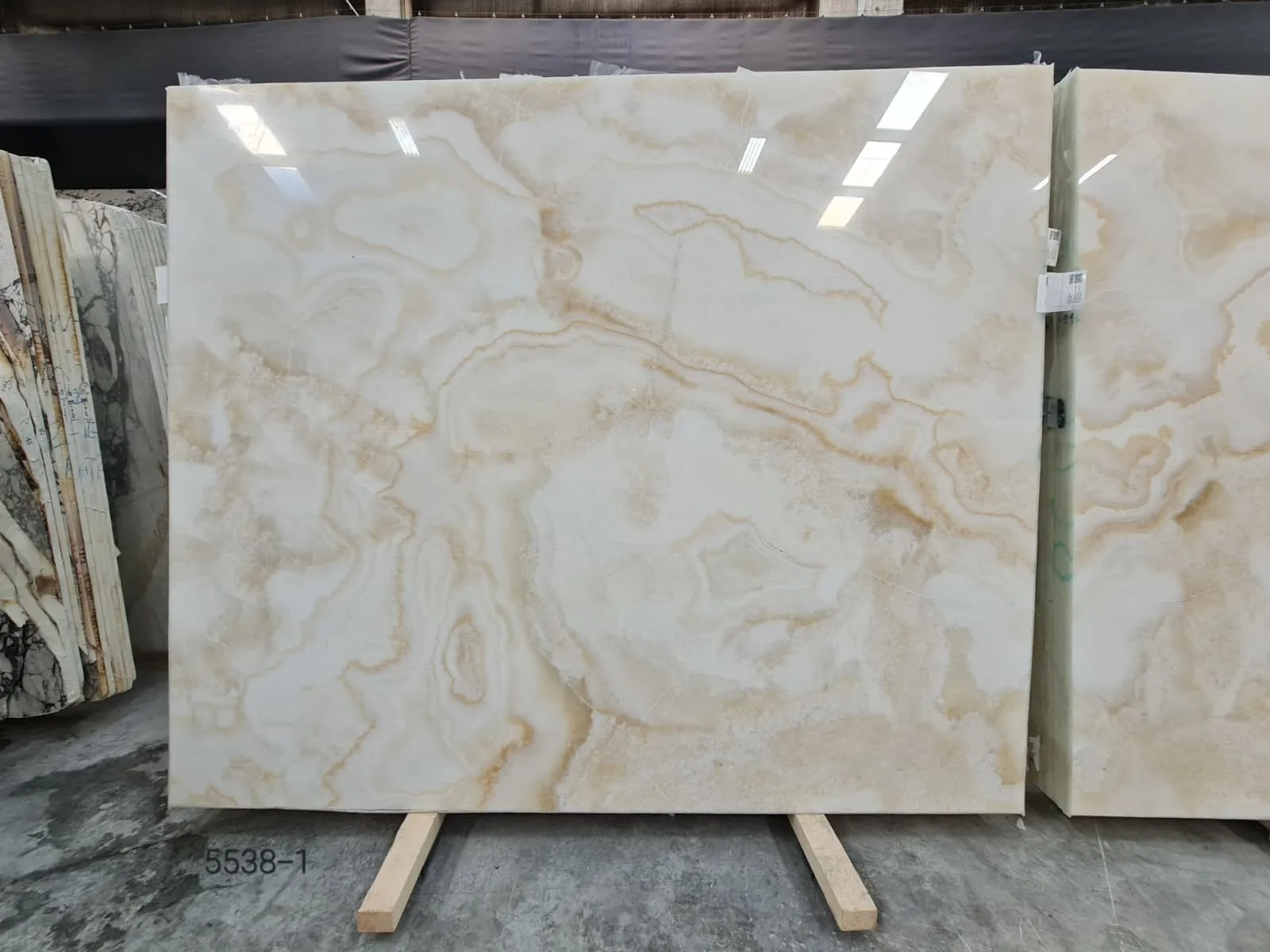 B5538 - 2 CM White Onyx Polished
