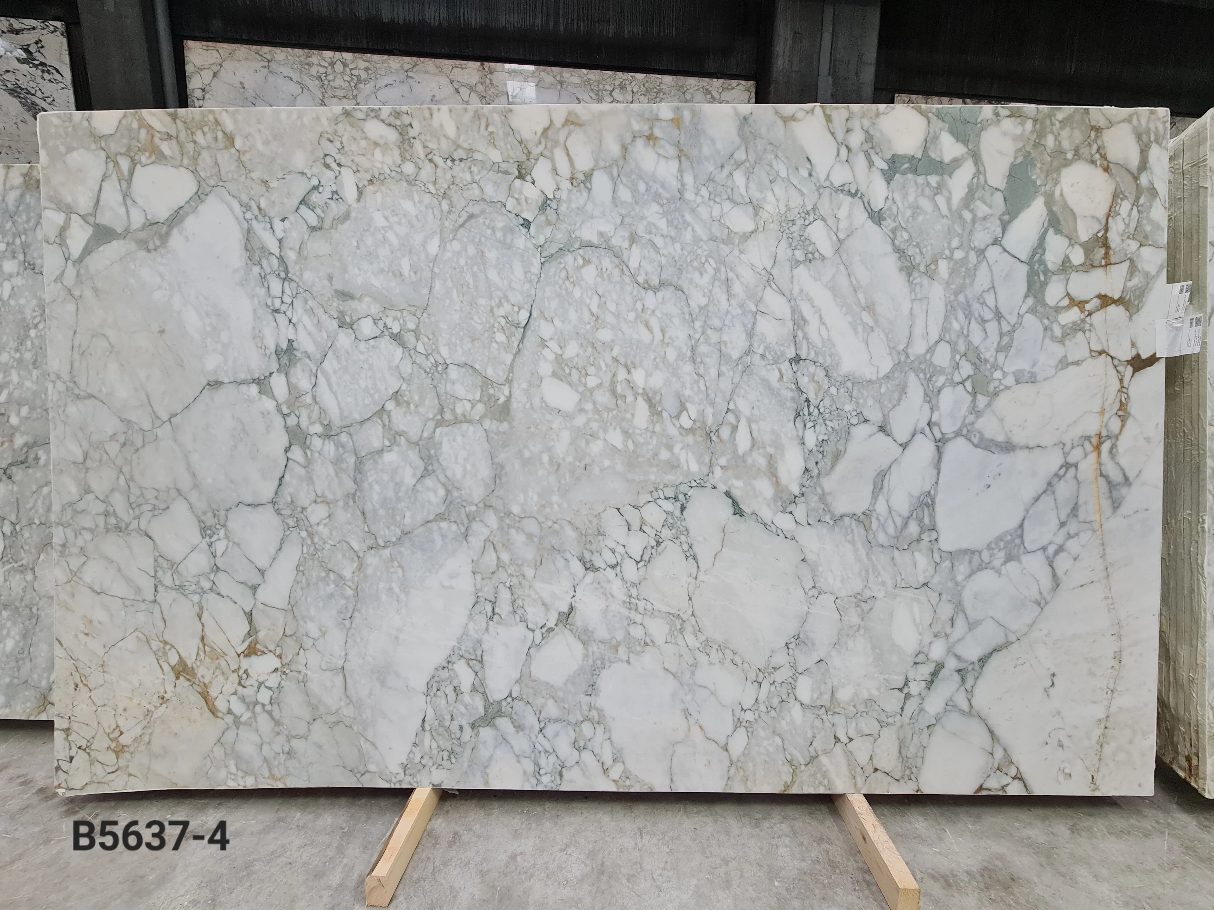 B5637 - 2 CM Calacatta Green Honed