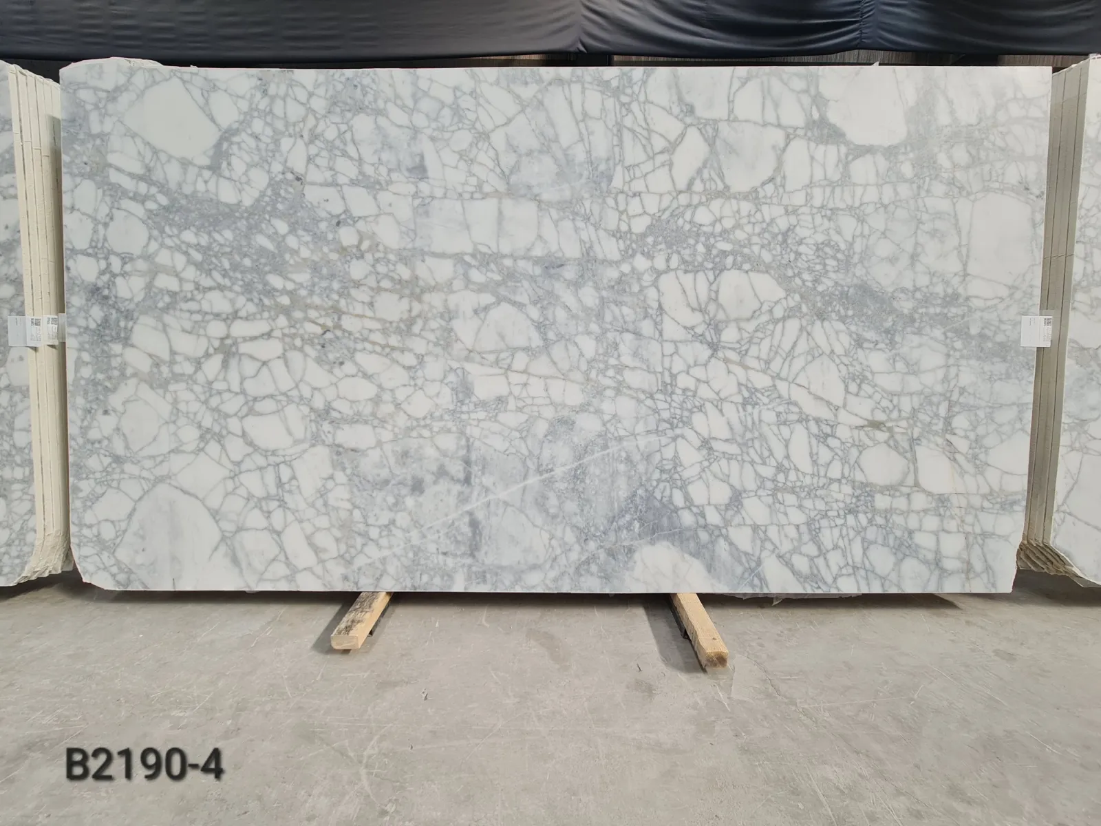 B2190 - 2 CM Calacatta Venato Honed