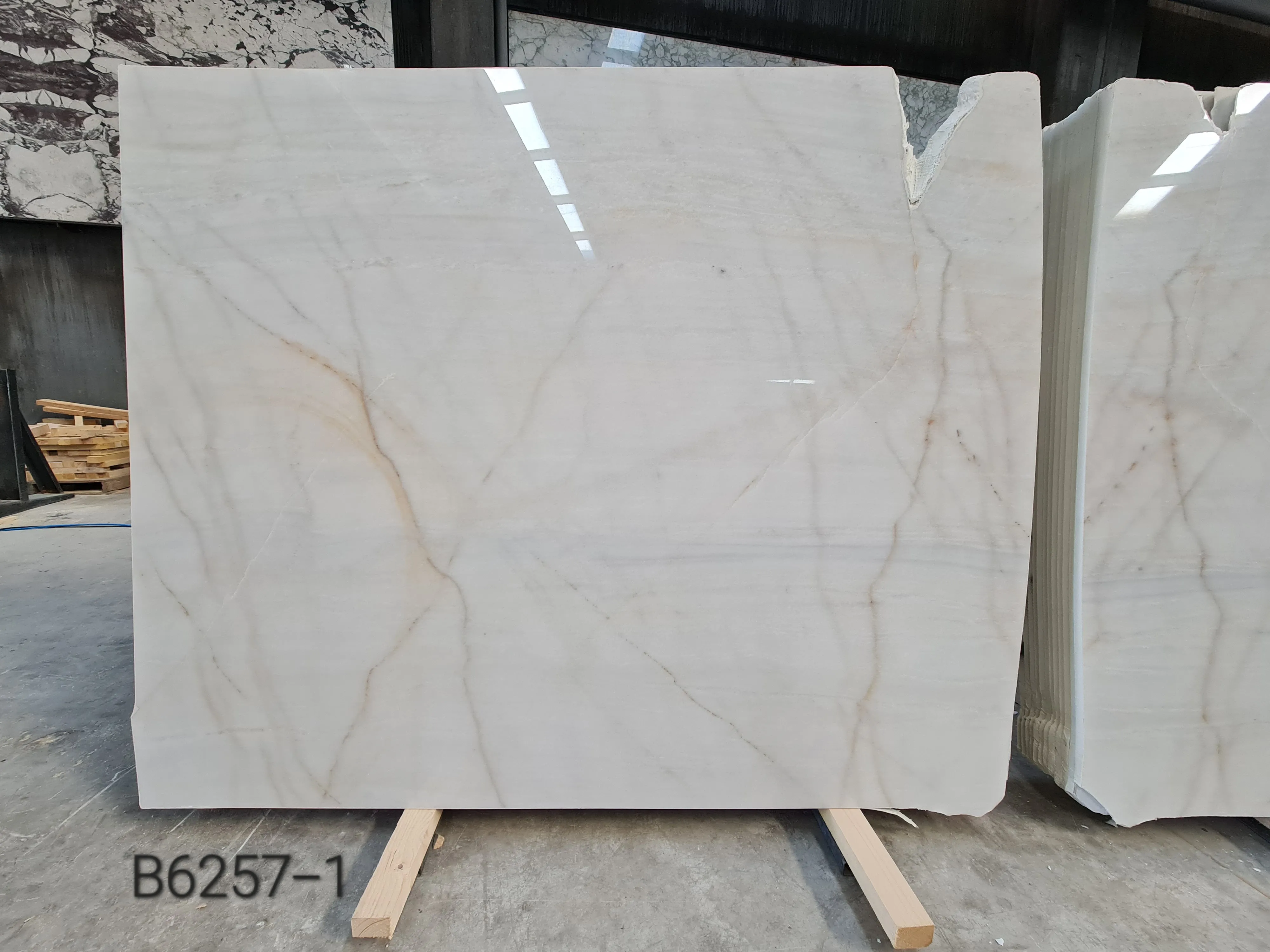 B6257 - 2 CM Fantasy Grey Polished