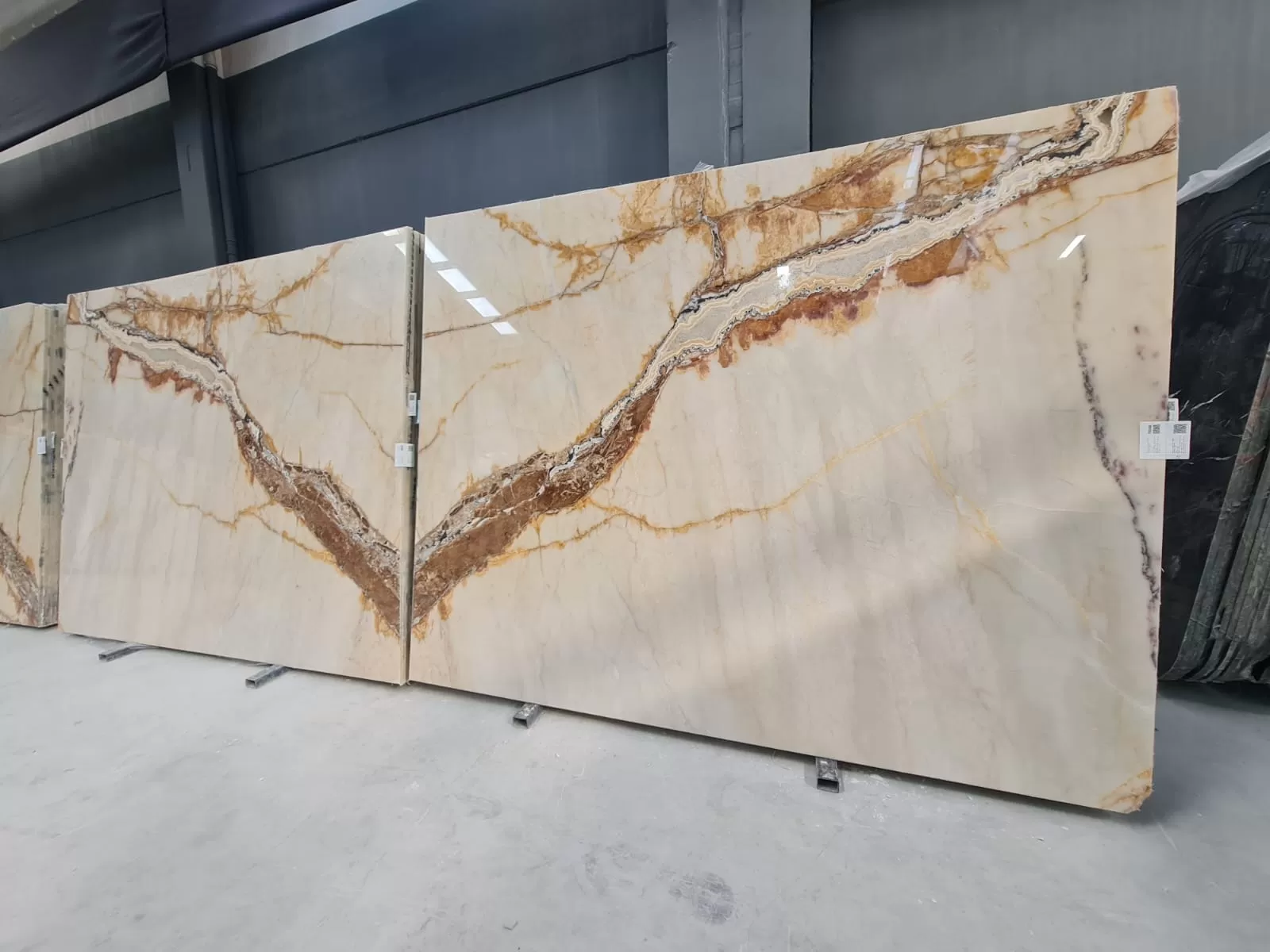 B1199 - 2 CM Gold River Polished