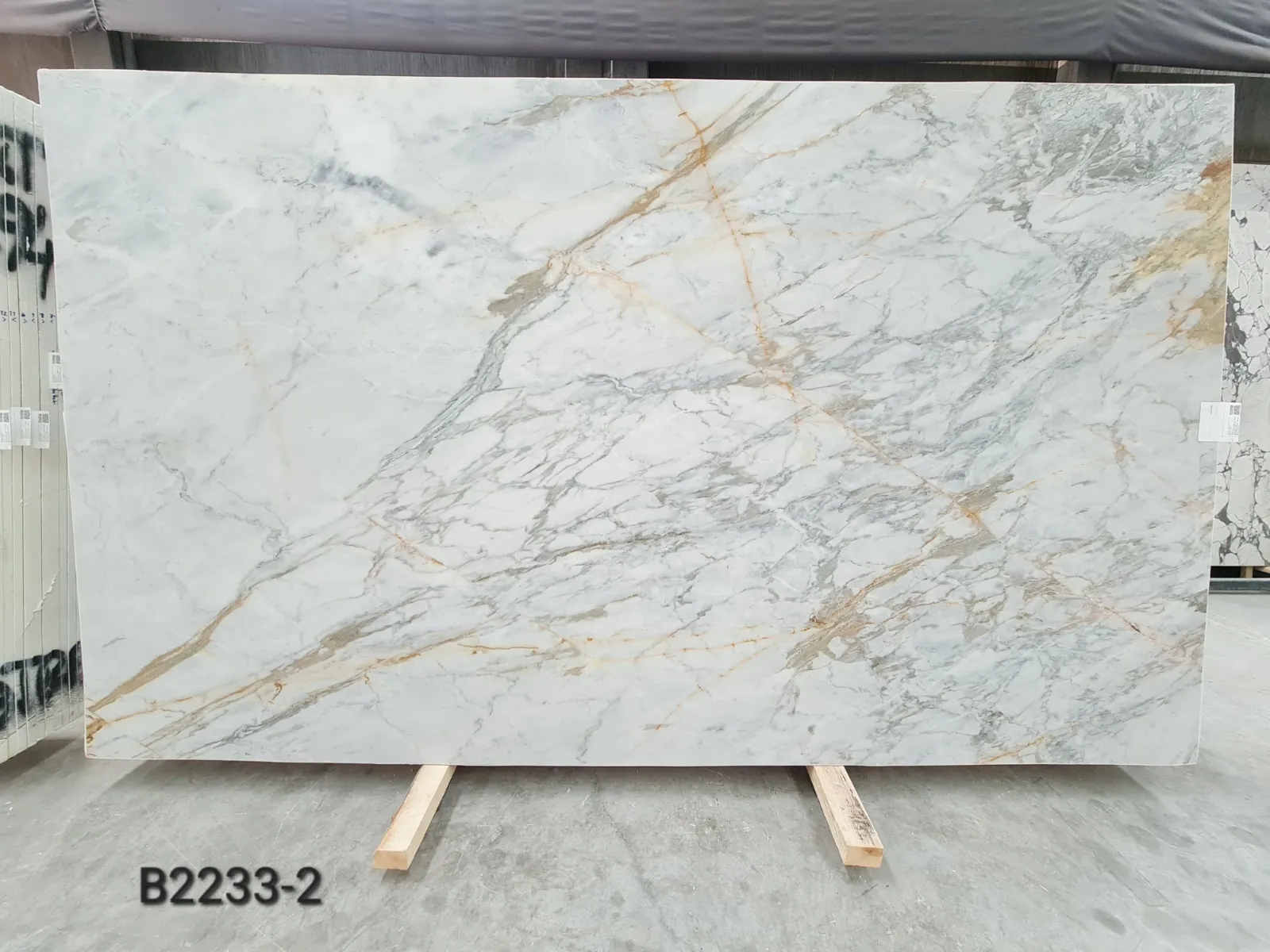 B2233 - 2 CM Calacatta Gold Honed