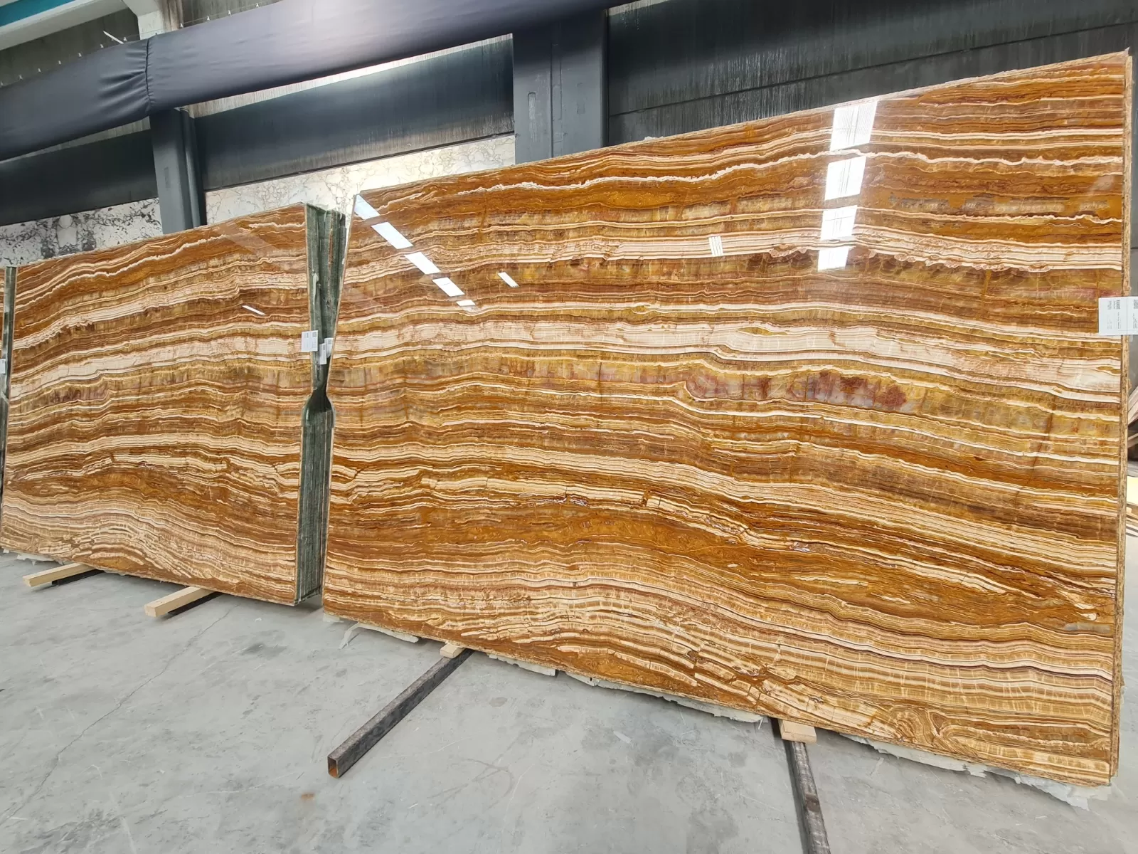 B1649 - 2 CM Tiger Onyx Polished