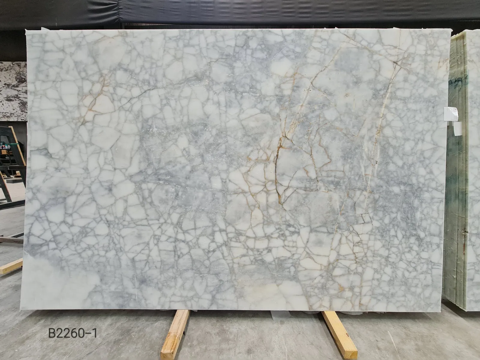 B2260 - 2 CM Calacatta Venato Honed