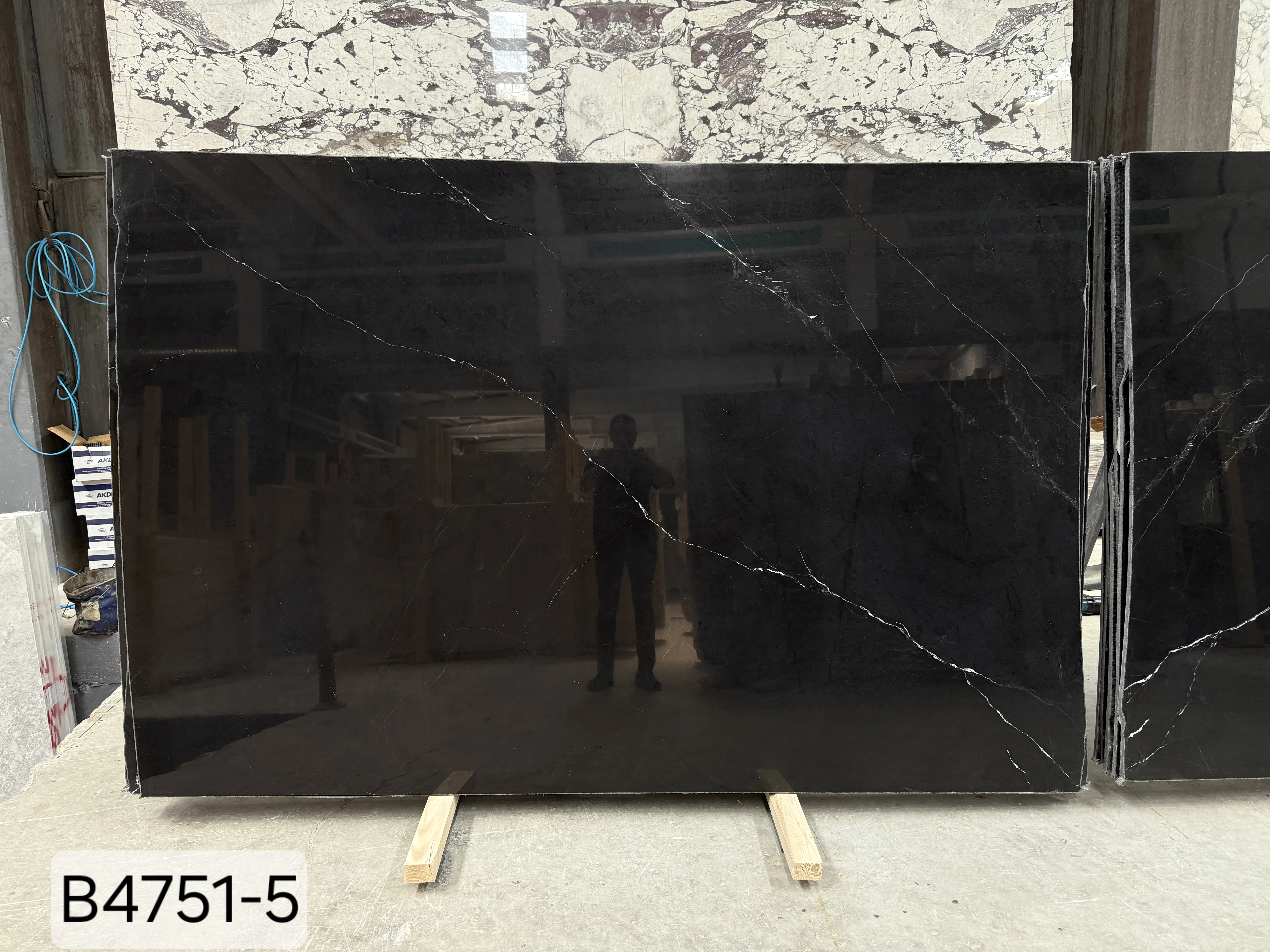 B4751 - 2 CM Alexandrette Black Polished