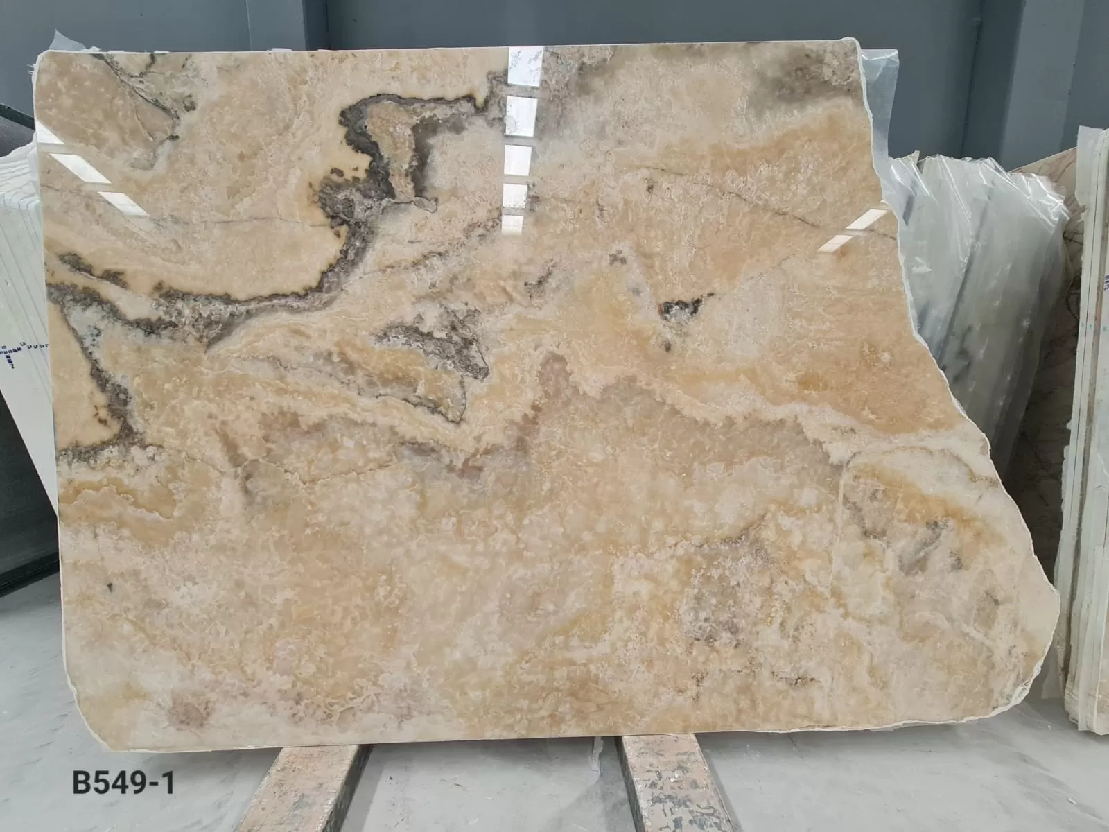 B549 - 2 CM Honey Onyx Polished