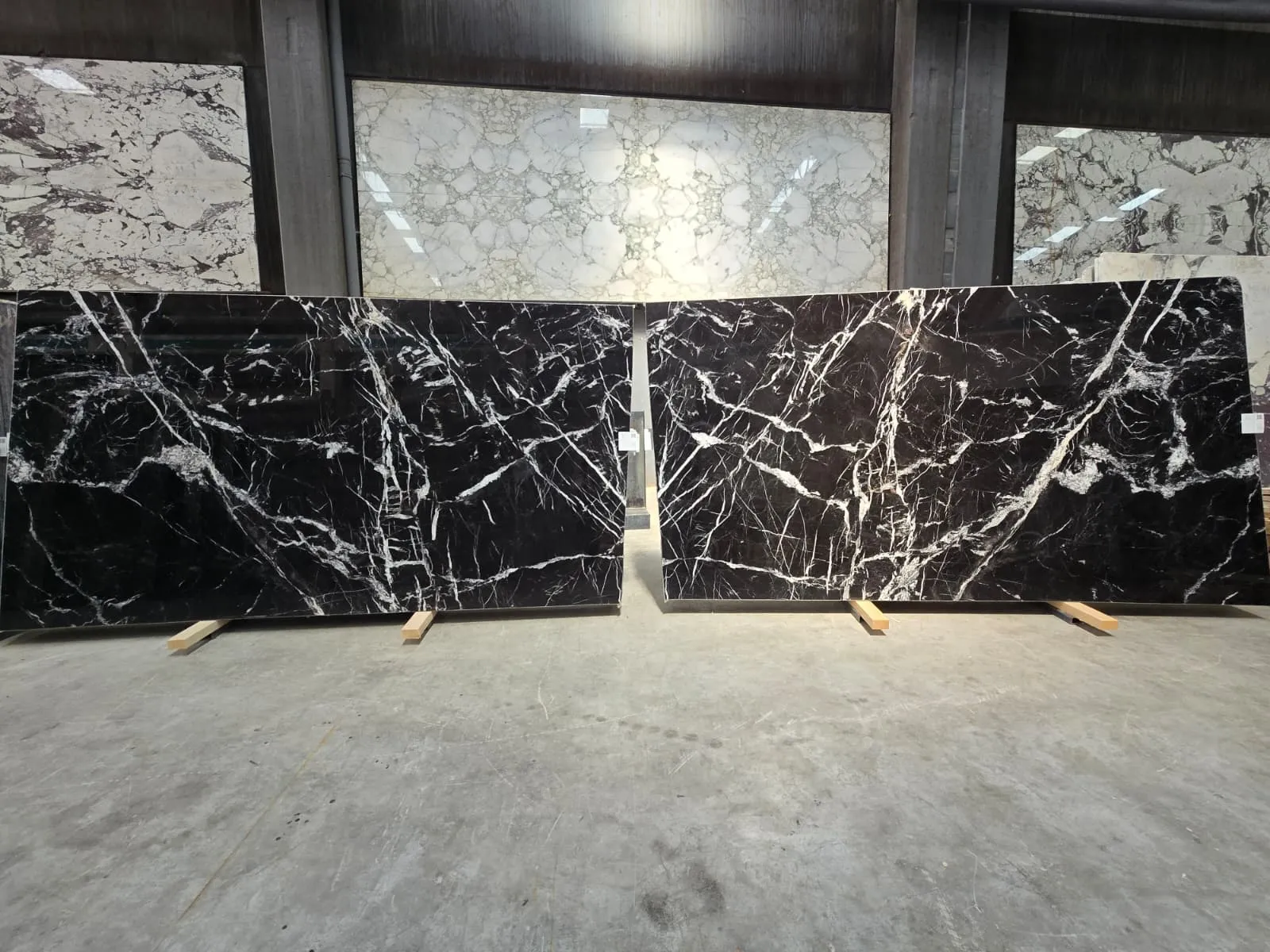 B4664 - 2 CM Alexandrette Black Polished
