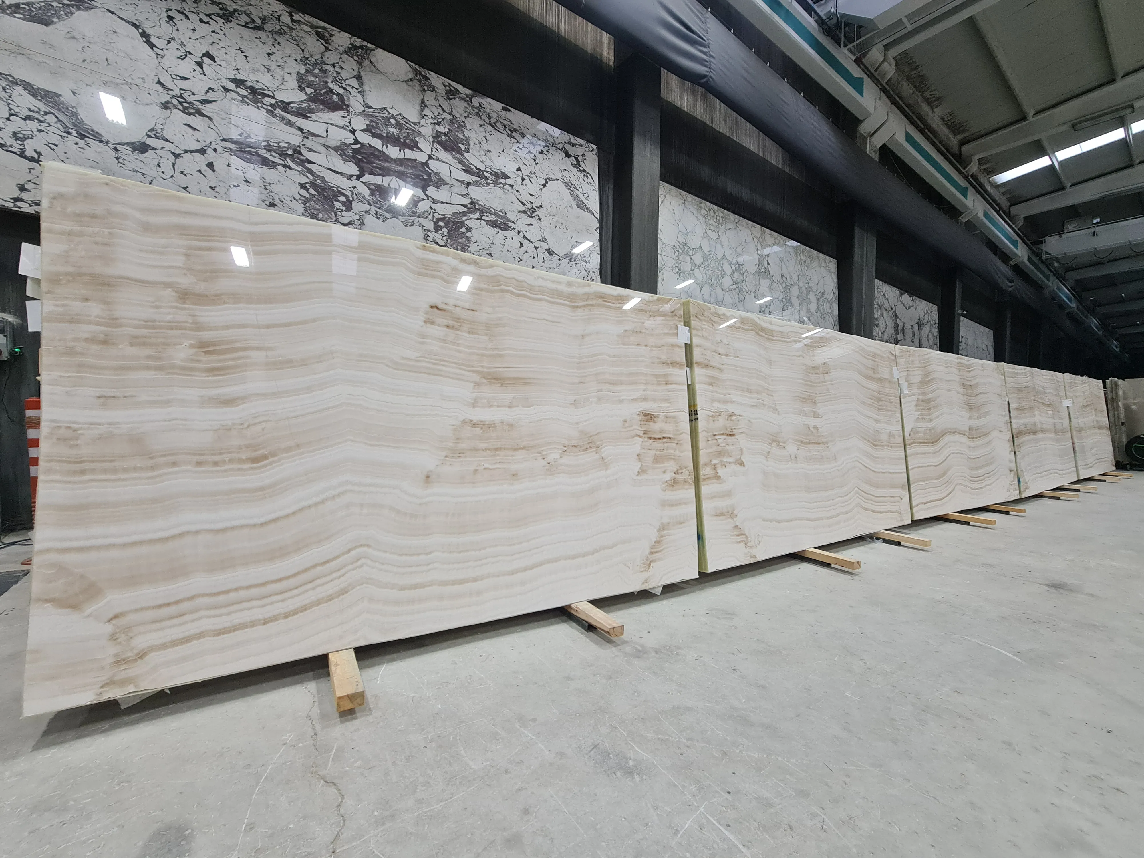 B5253 - 2 CM White Onyx Polished