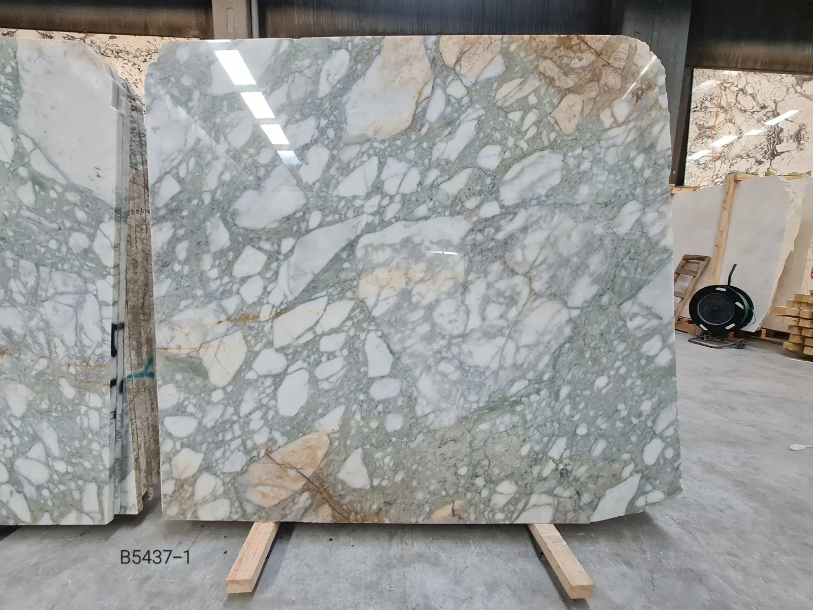 B5437 - 3 CM Calacatta Green Polished