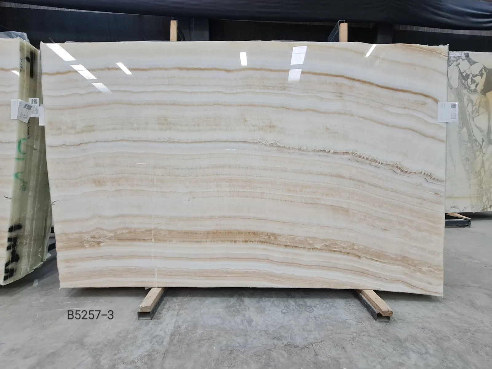 B5257 - 2 CM White Onyx Polished