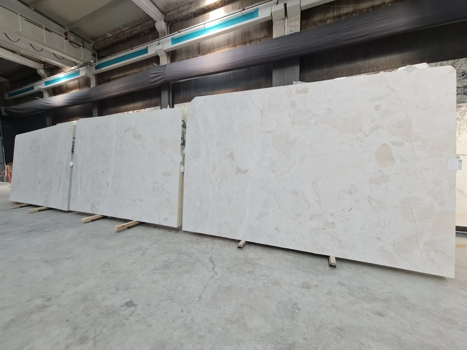 B1869 - 2 CM Vanilla Ice Honed