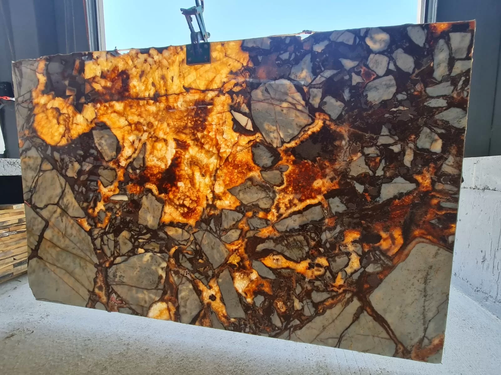 B989 - 2 CM Fire Fantastico Polished