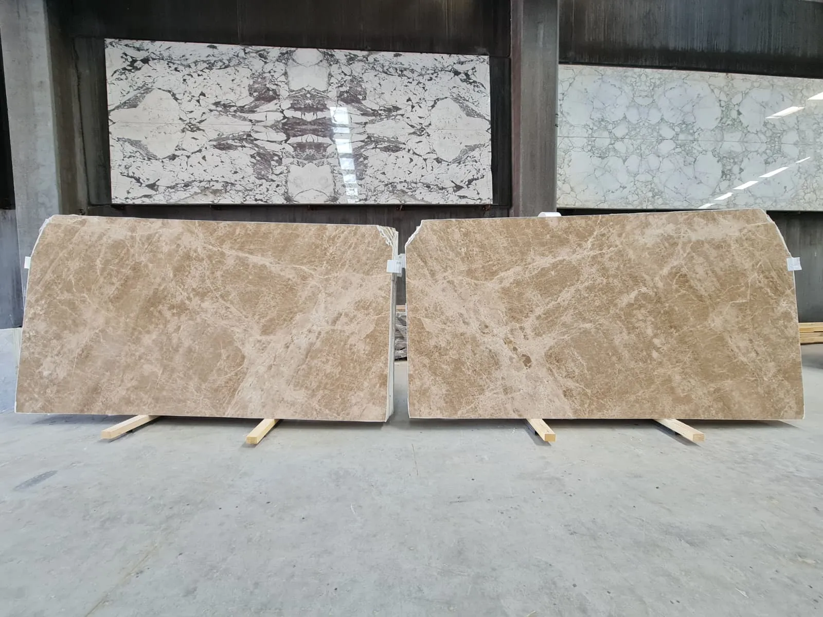 B4916 - 2 CM Light Emparador Polished