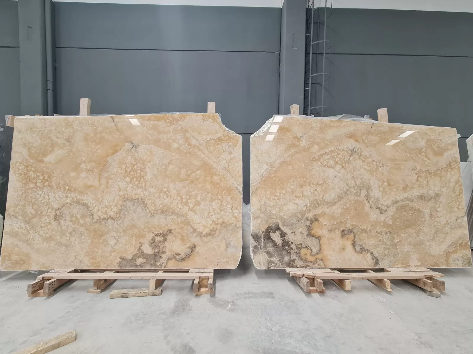 B549 - 2 CM Honey Onyx Polished