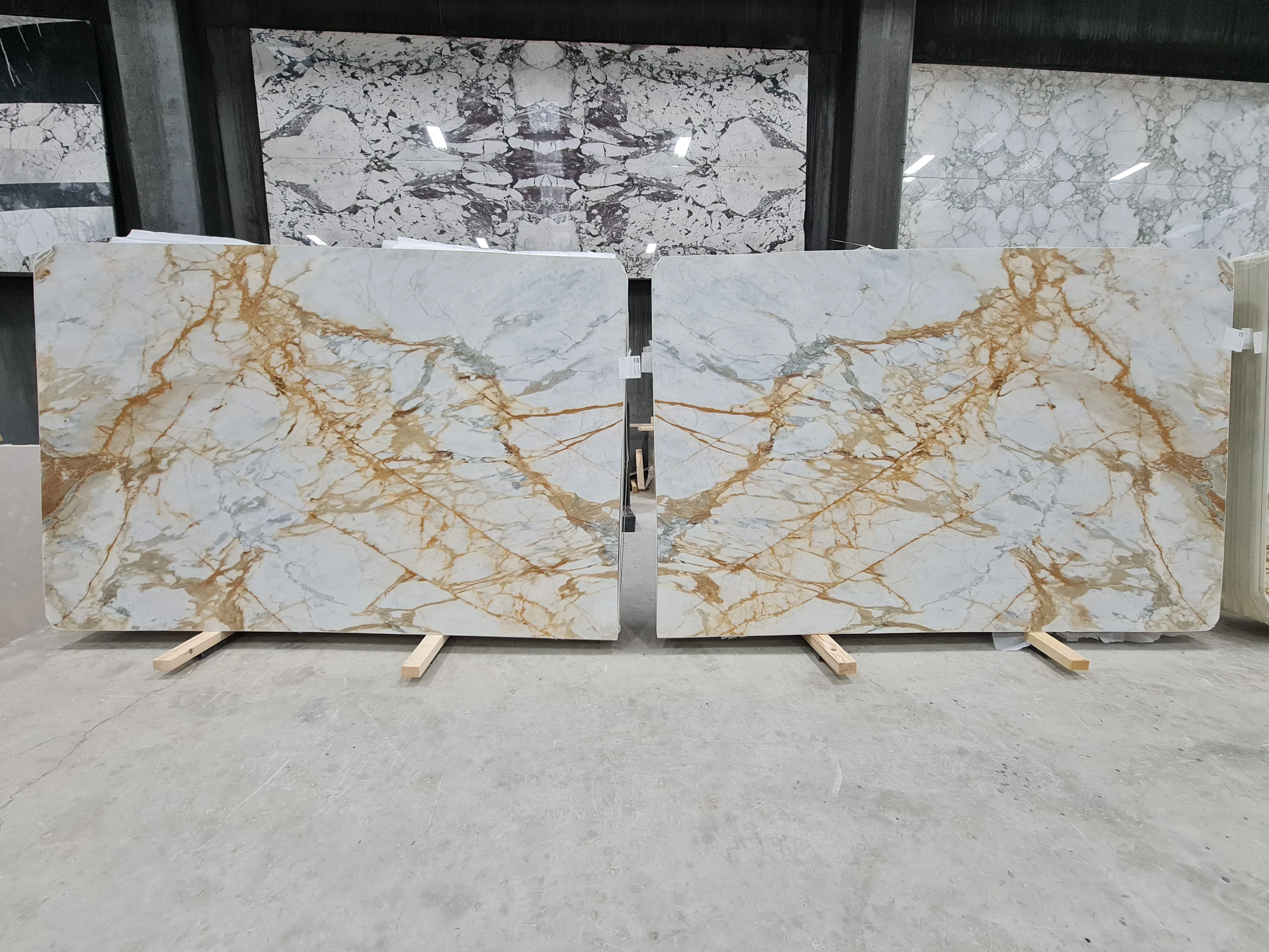 B4879 - 2 CM Calacatta Gold Honed