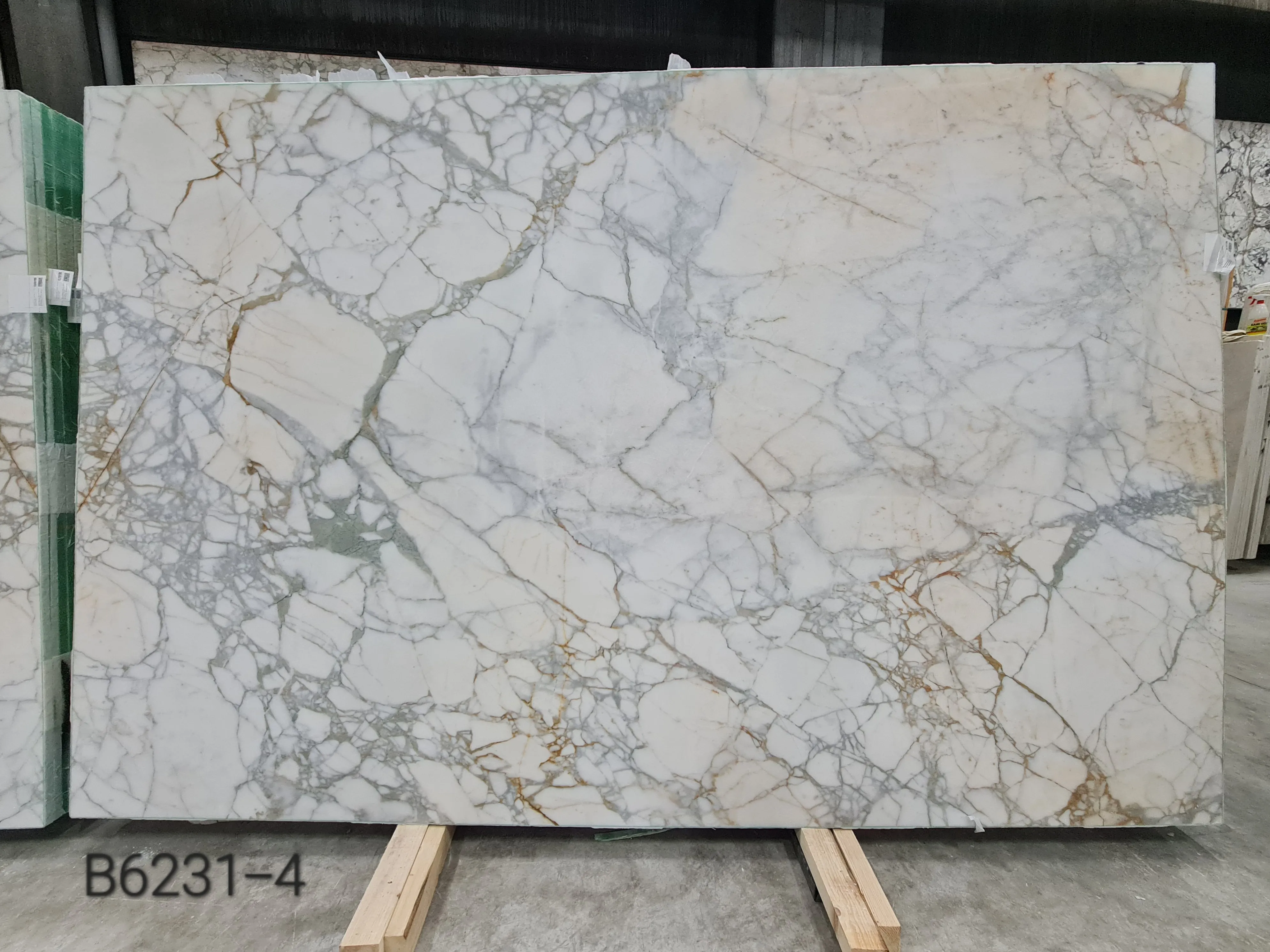 B6231 - 2 CM Calacatta Venato Honed