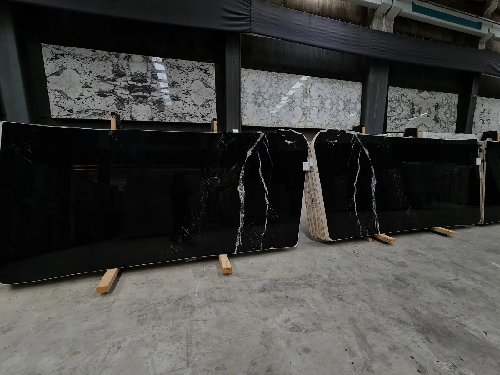 B2143 - 2 CM Alexandrette Black Polished
