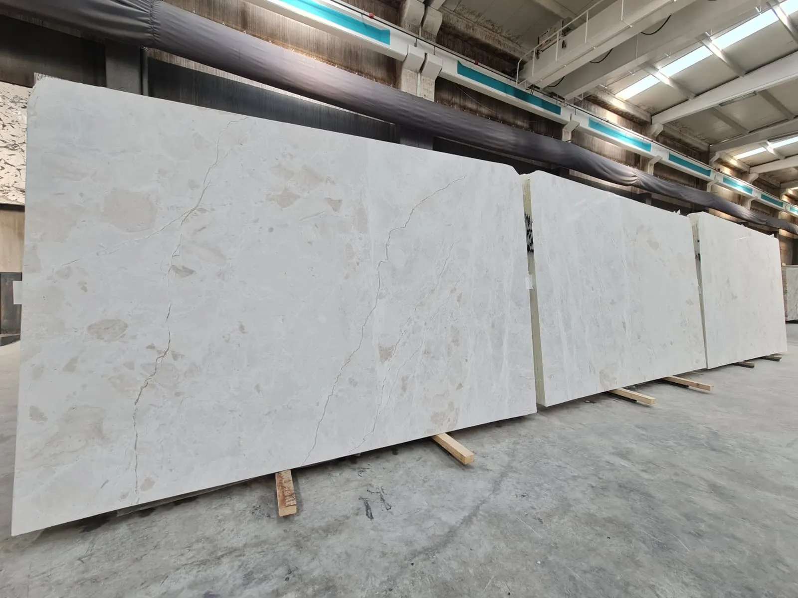 B1869 - 2 CM Vanilla Ice Honed