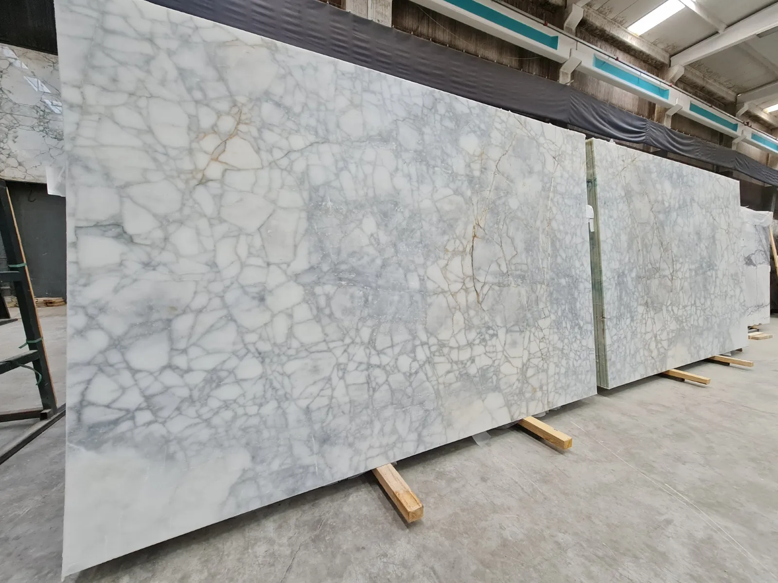 B2260 - 2 CM Calacatta Venato Honed