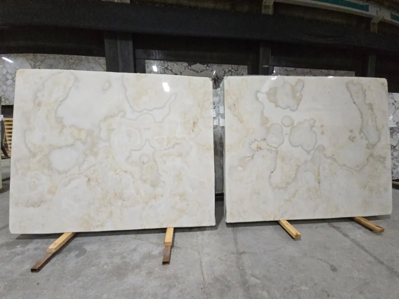 B5537 - 2 CM White Onyx Polished