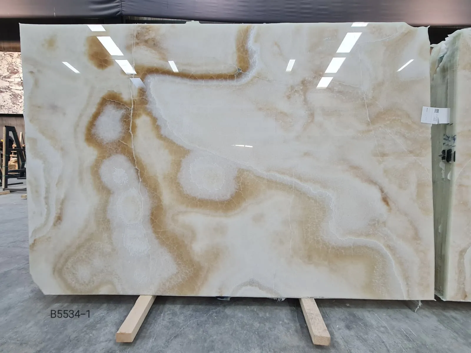 B5534 - 2 CM White Onyx Polished